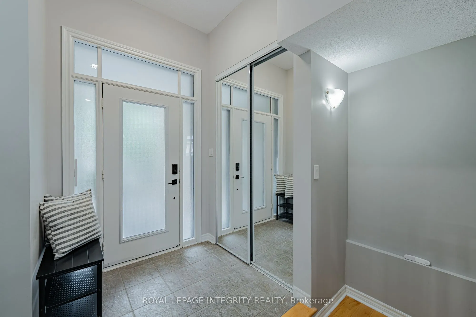 1121 TISCHART Crescent