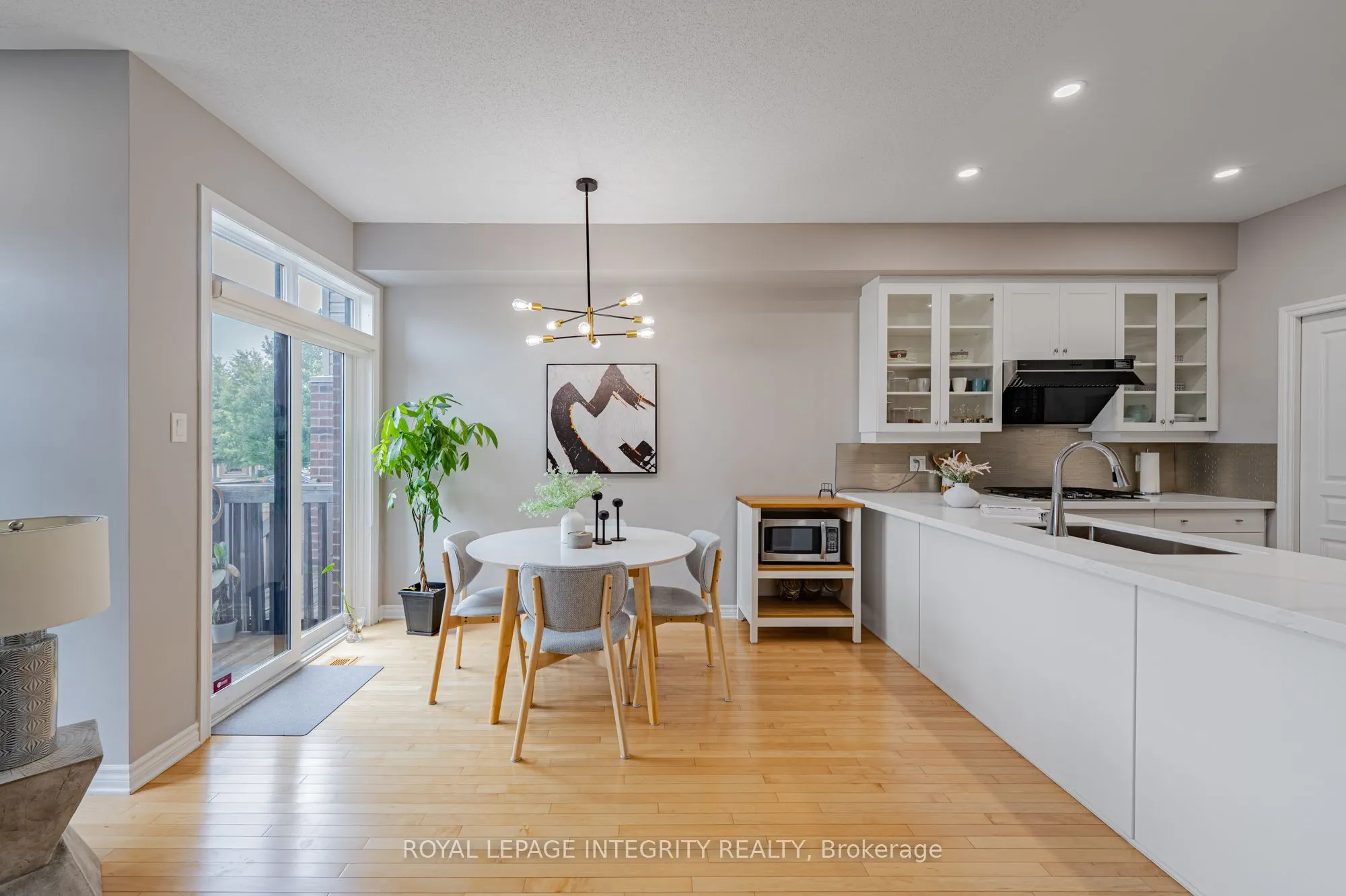 1121 TISCHART Crescent