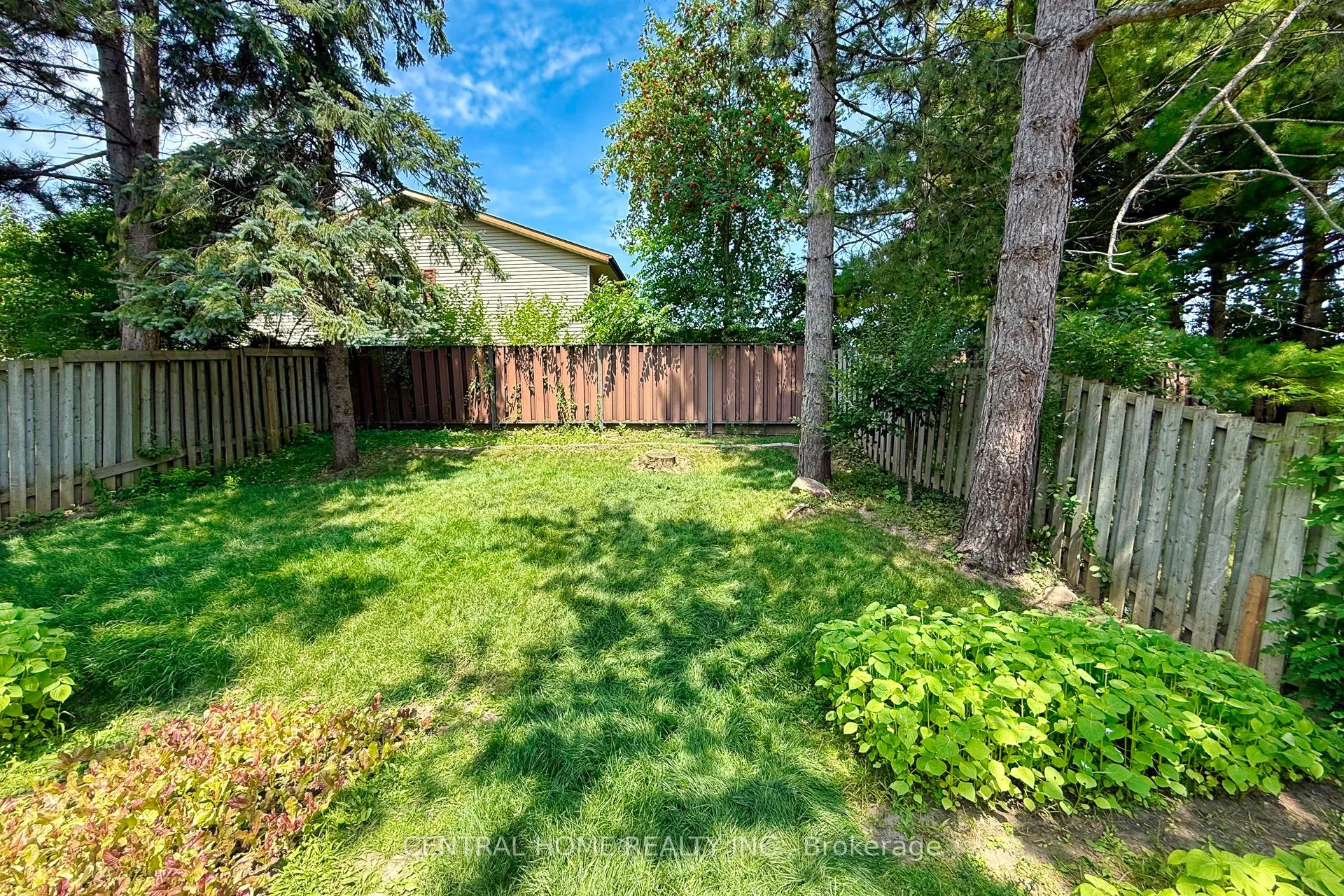 92 Pinemeadow Crescent