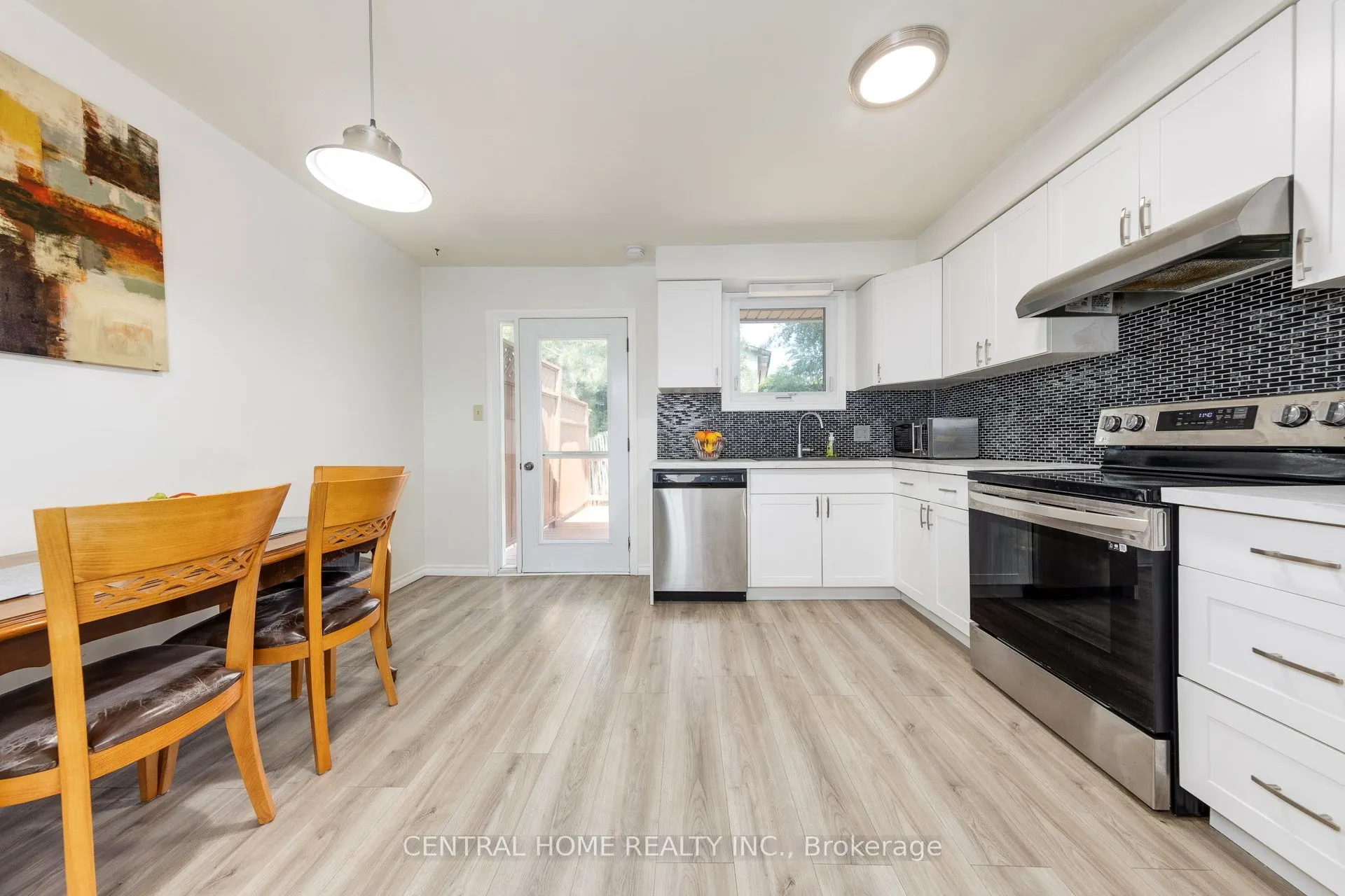 92 Pinemeadow Crescent