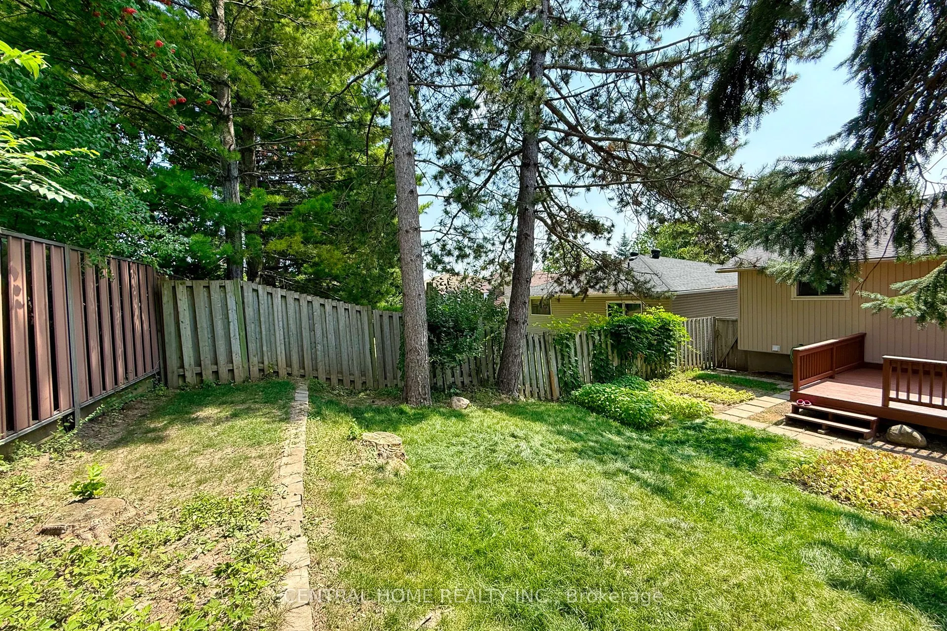 92 Pinemeadow Crescent