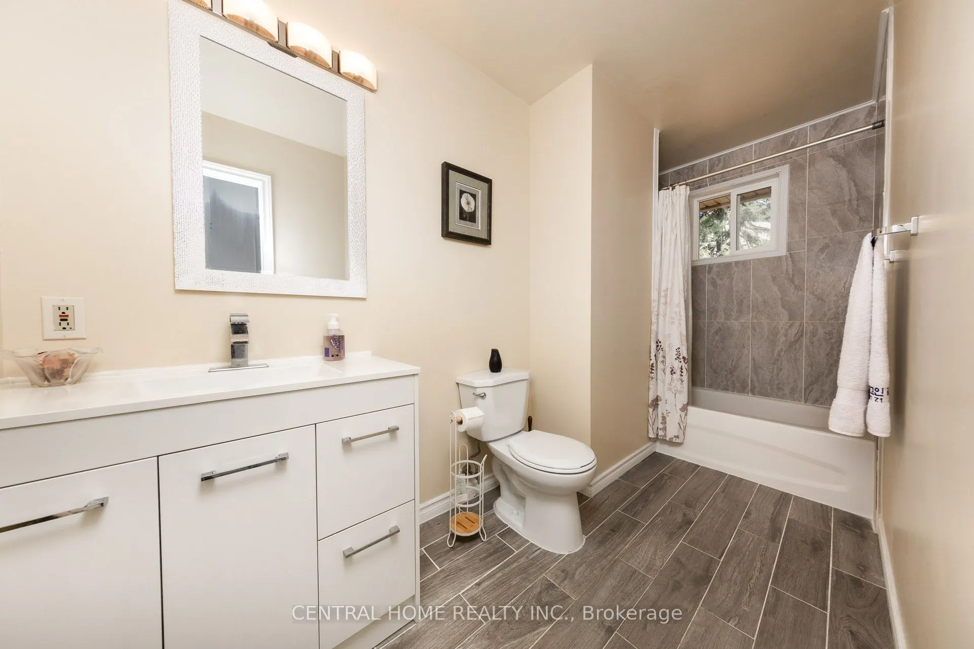 92 Pinemeadow Crescent