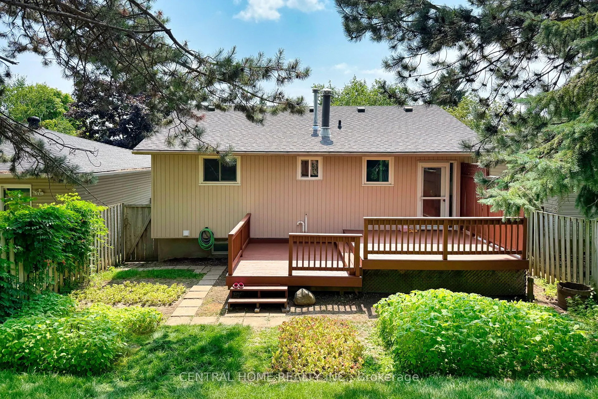 92 Pinemeadow Crescent