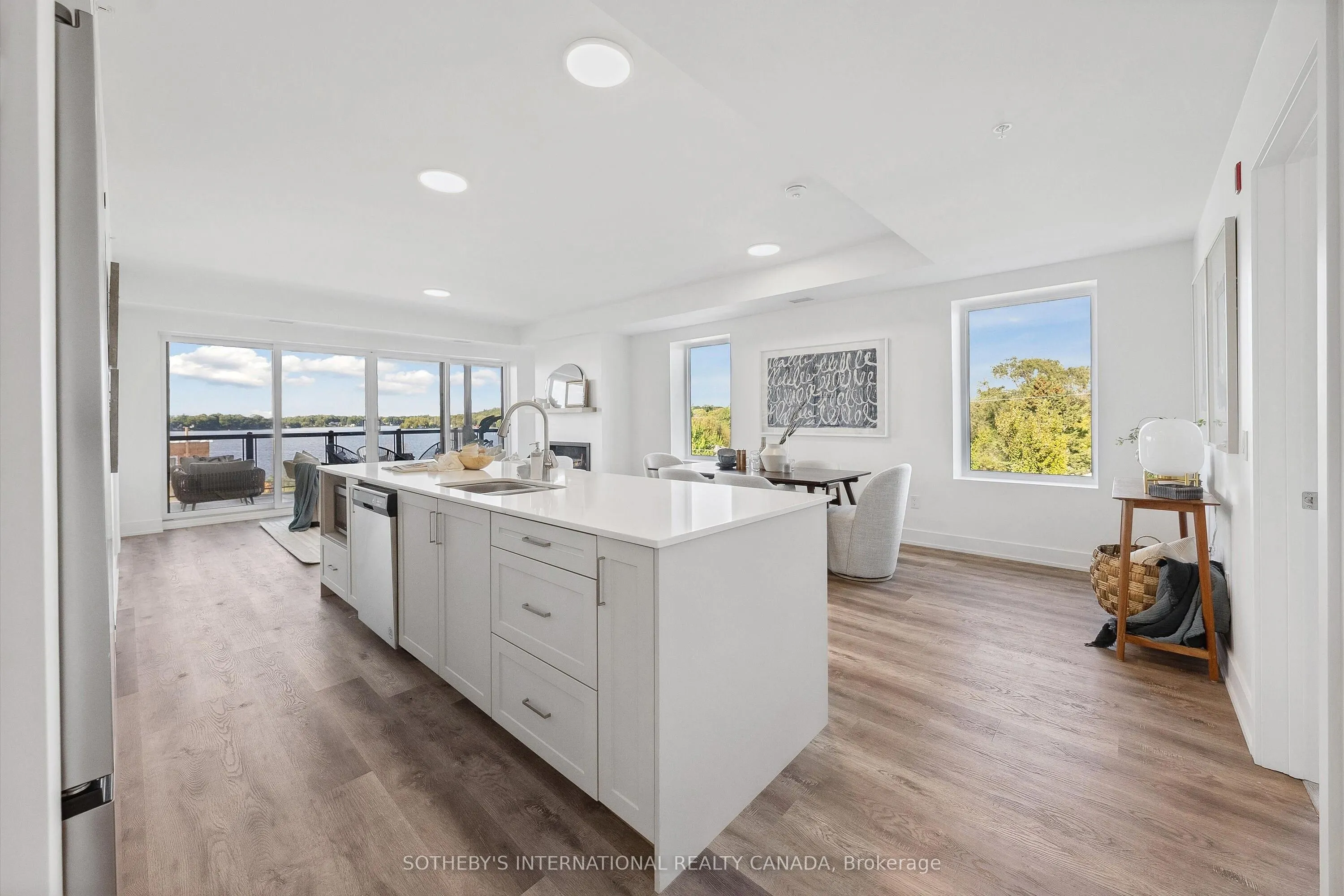 19B West Street N, #208