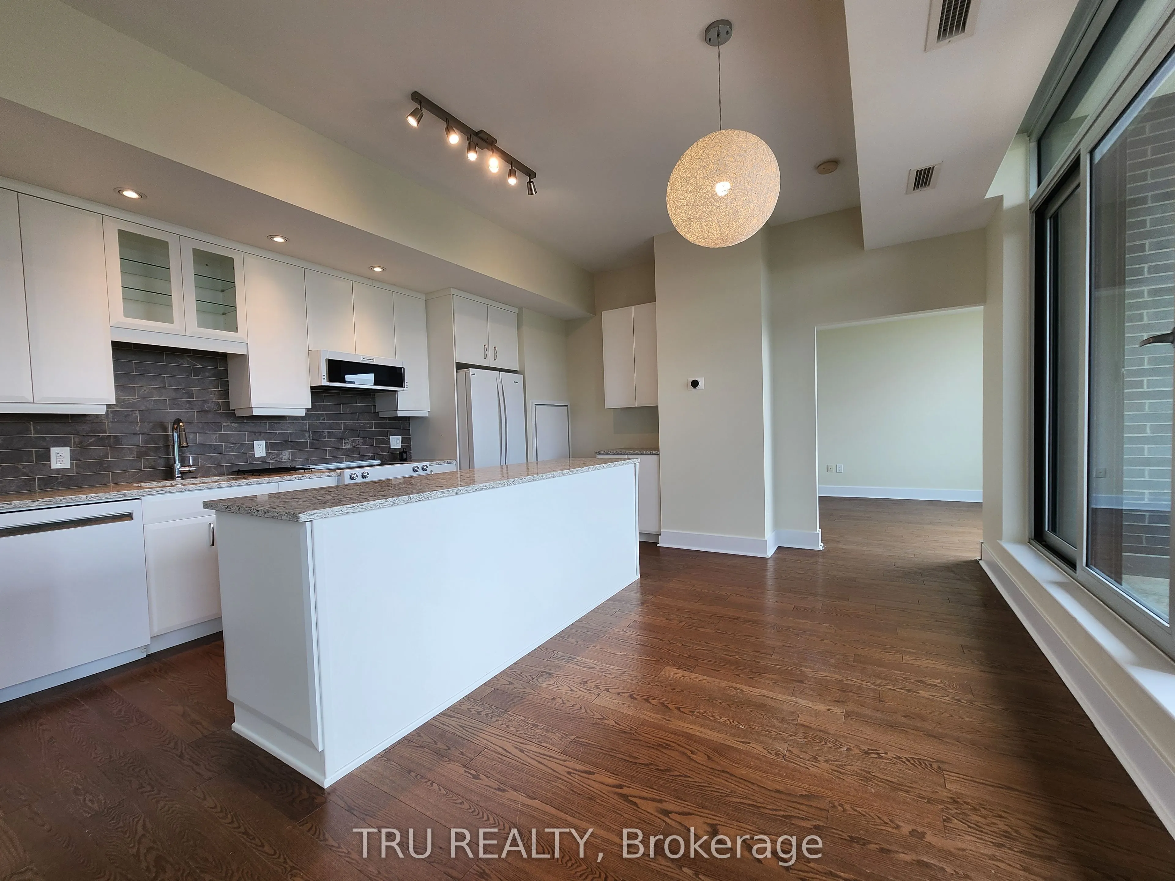 101 Richmond Road, #609