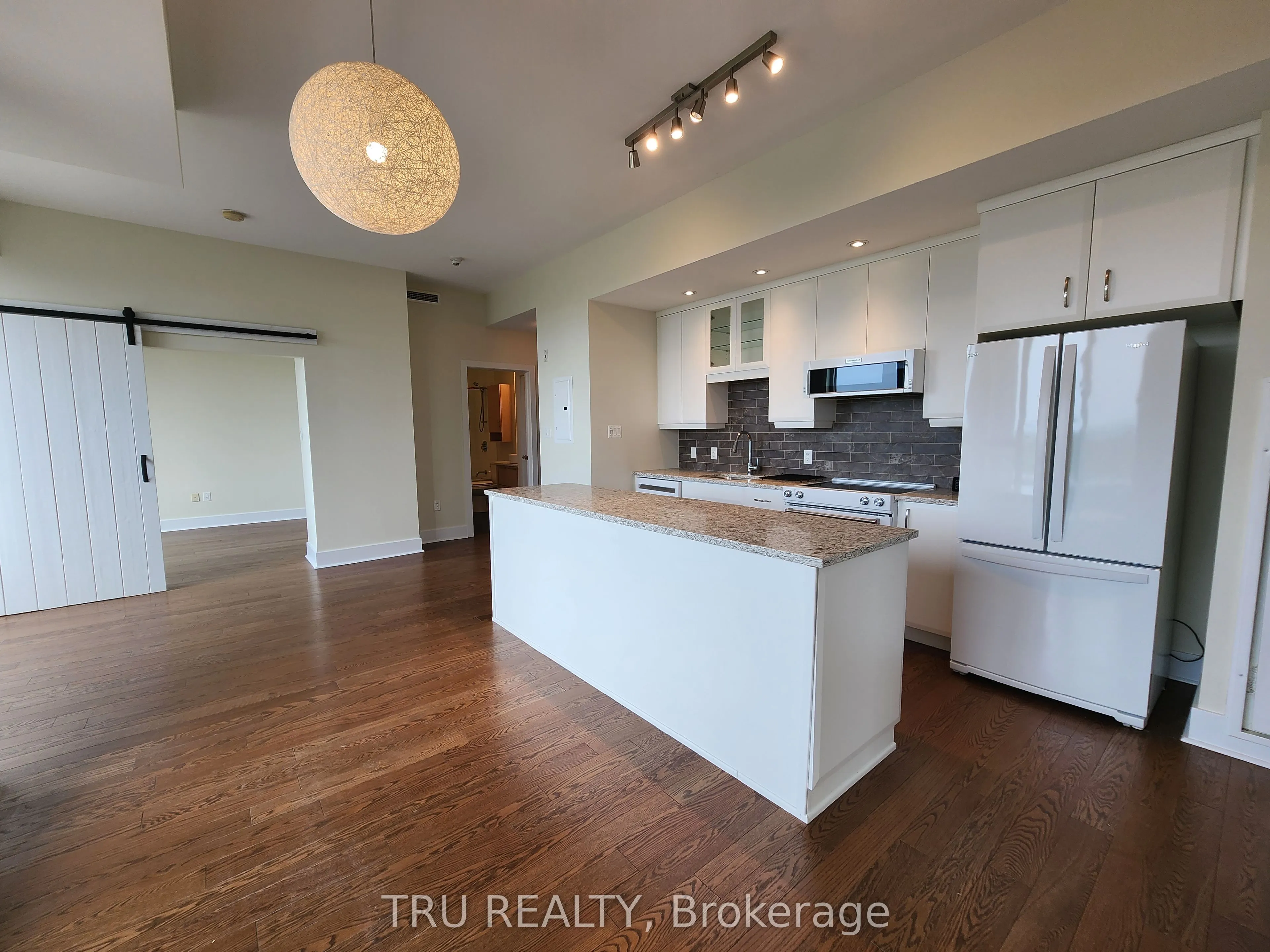 101 Richmond Road, #609