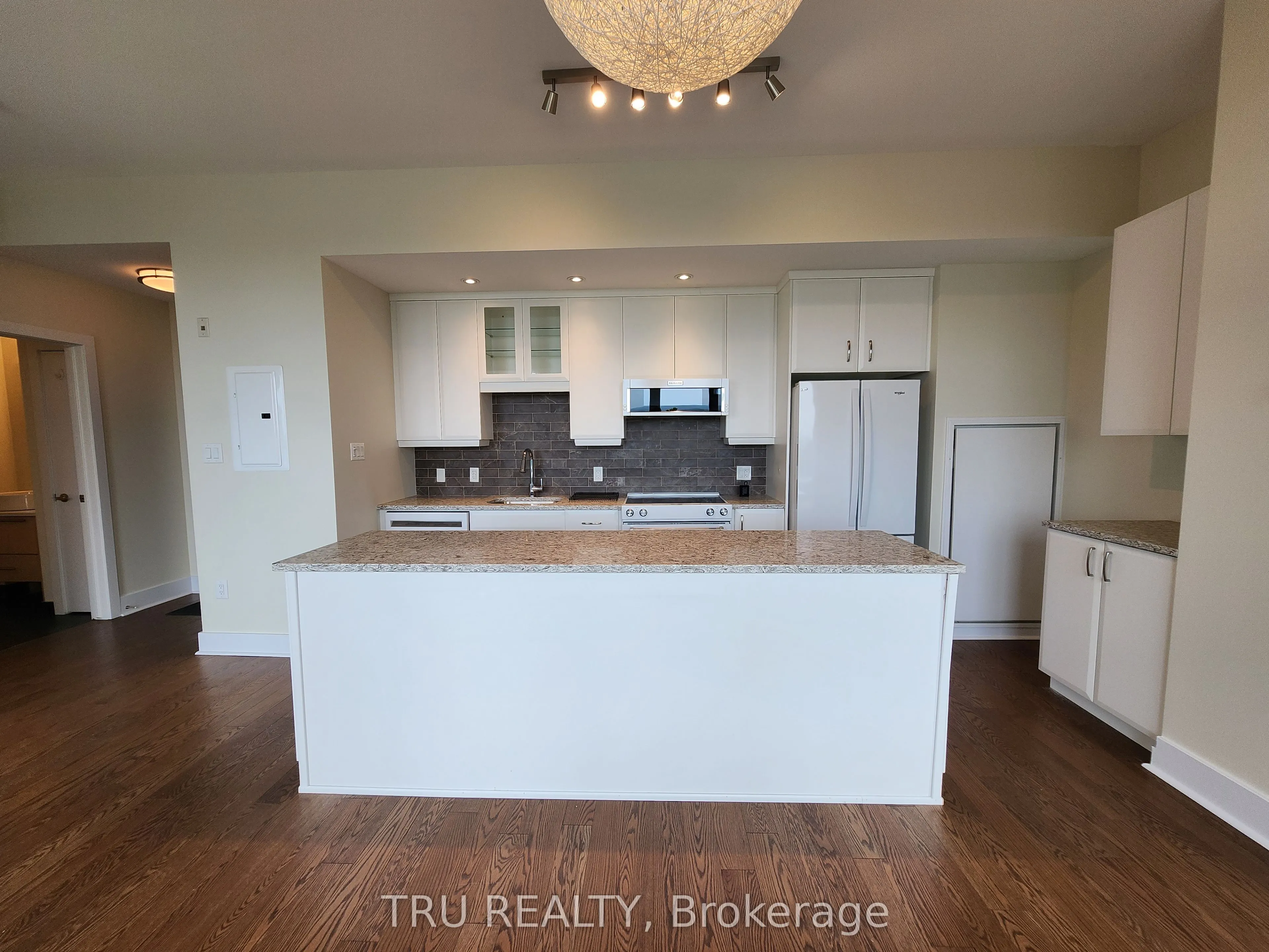 101 Richmond Road, #609