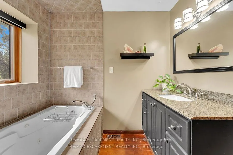 35 Haldimand Road 17