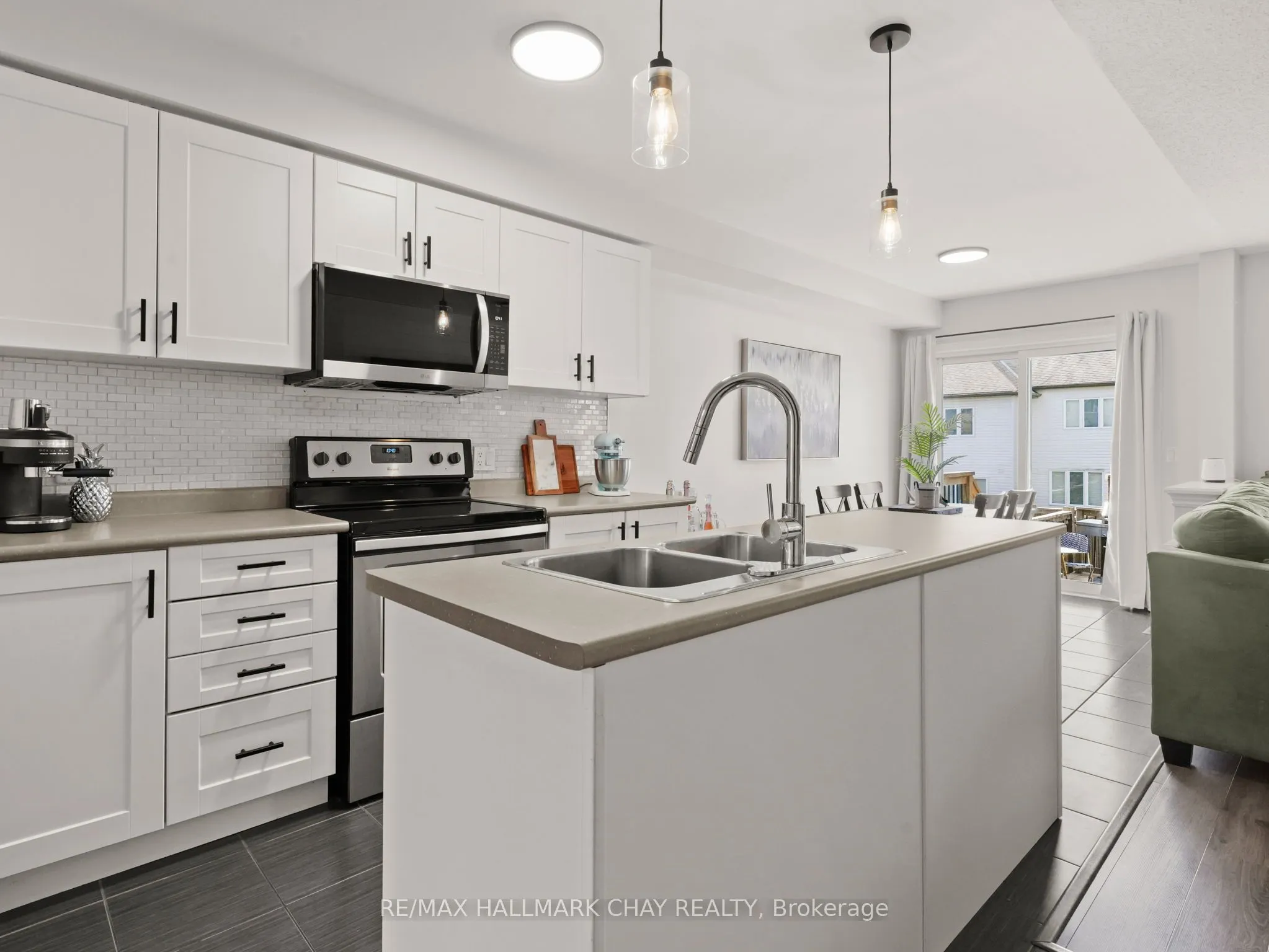 883 Cook Crescent