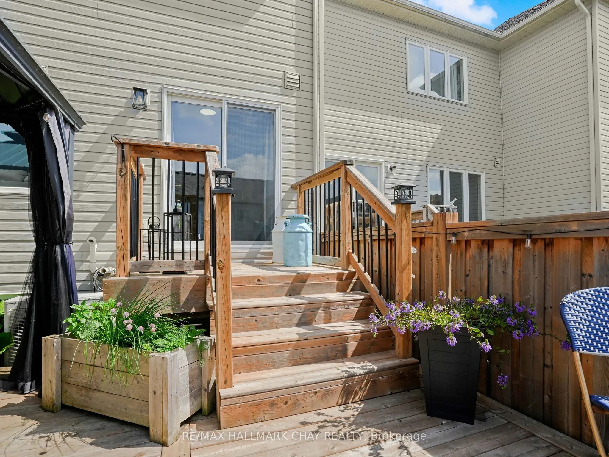 883 Cook Crescent