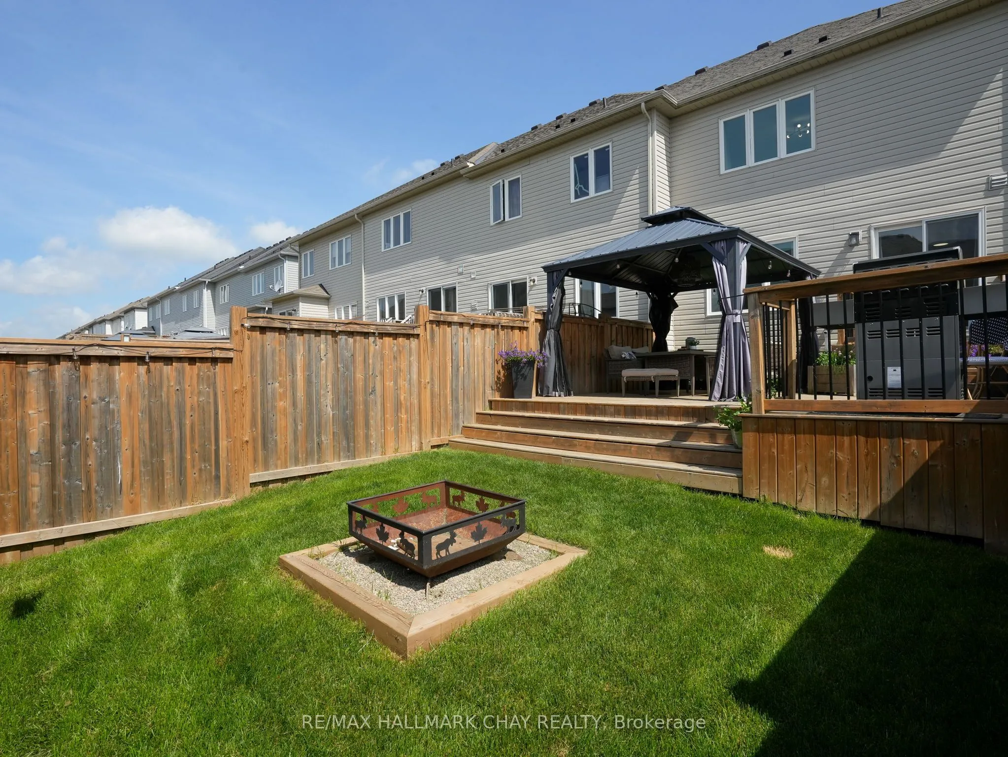 883 Cook Crescent