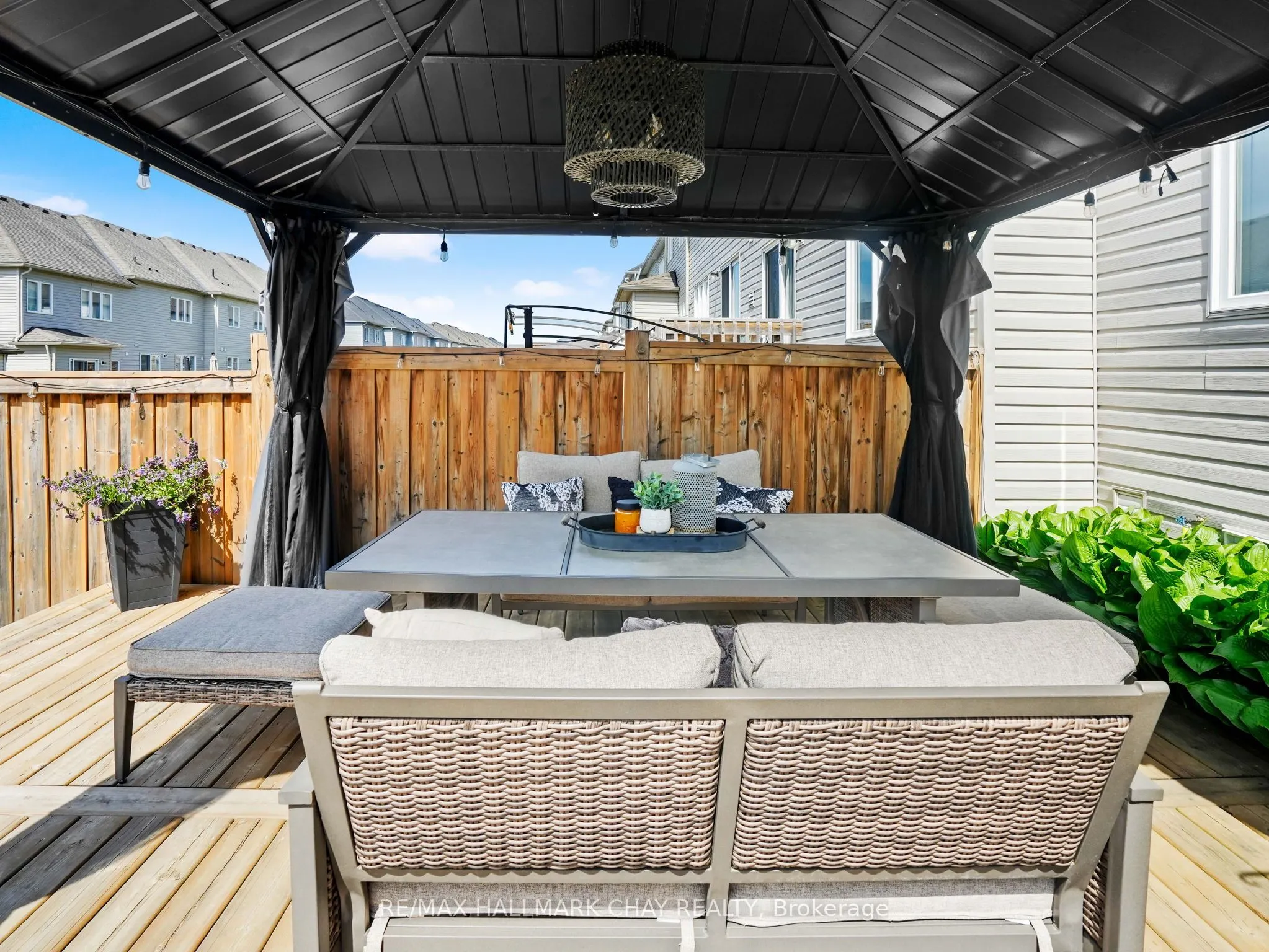 883 Cook Crescent