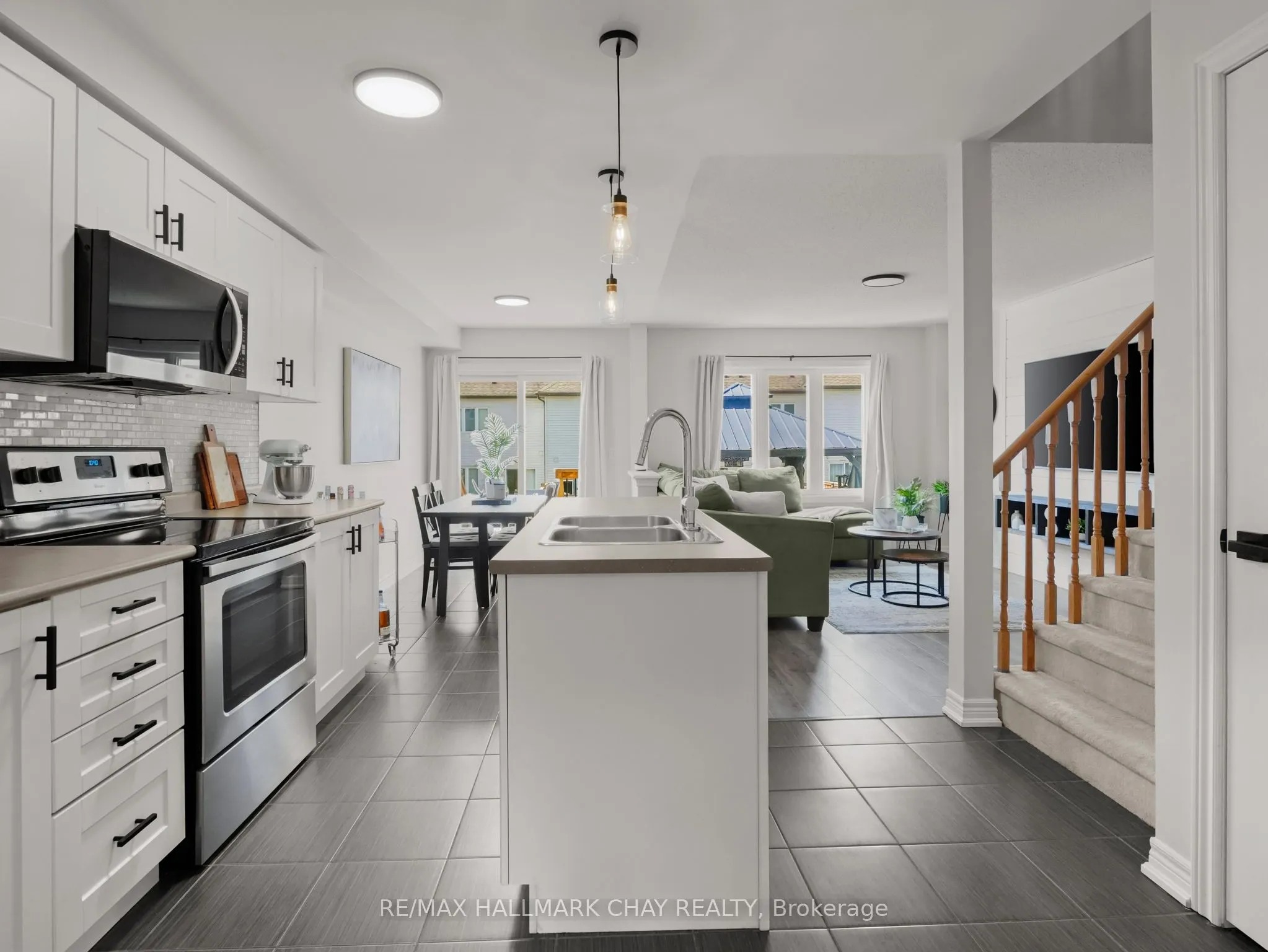 883 Cook Crescent