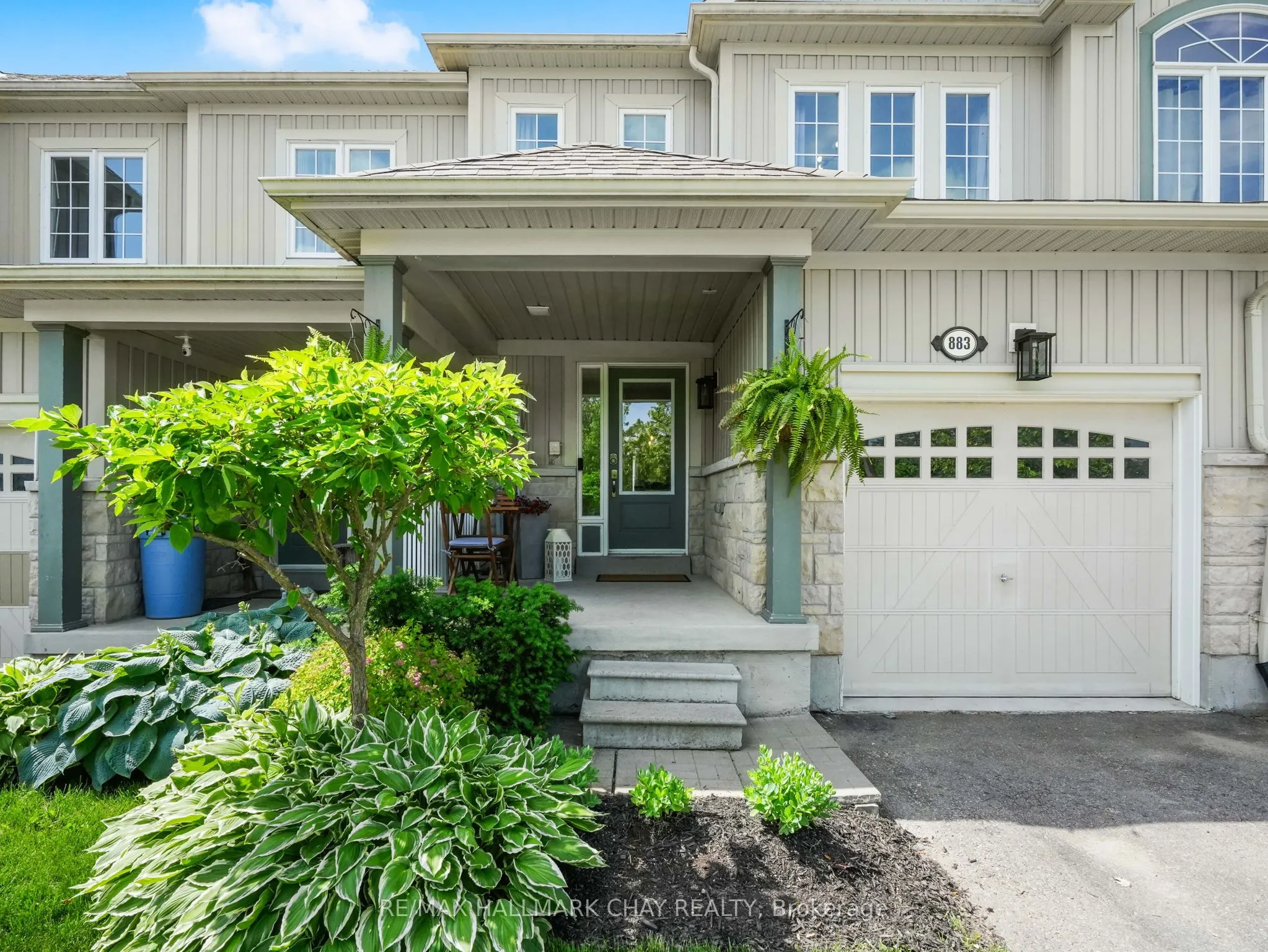 883 Cook Crescent