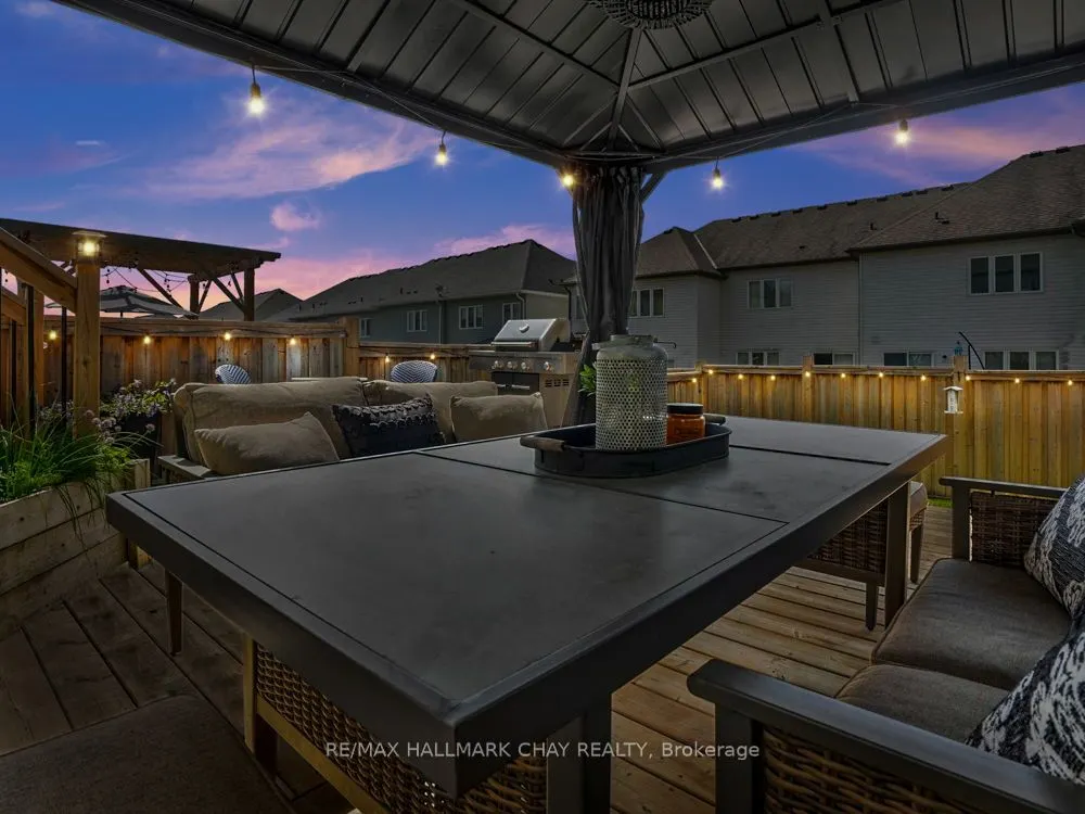 883 Cook Crescent