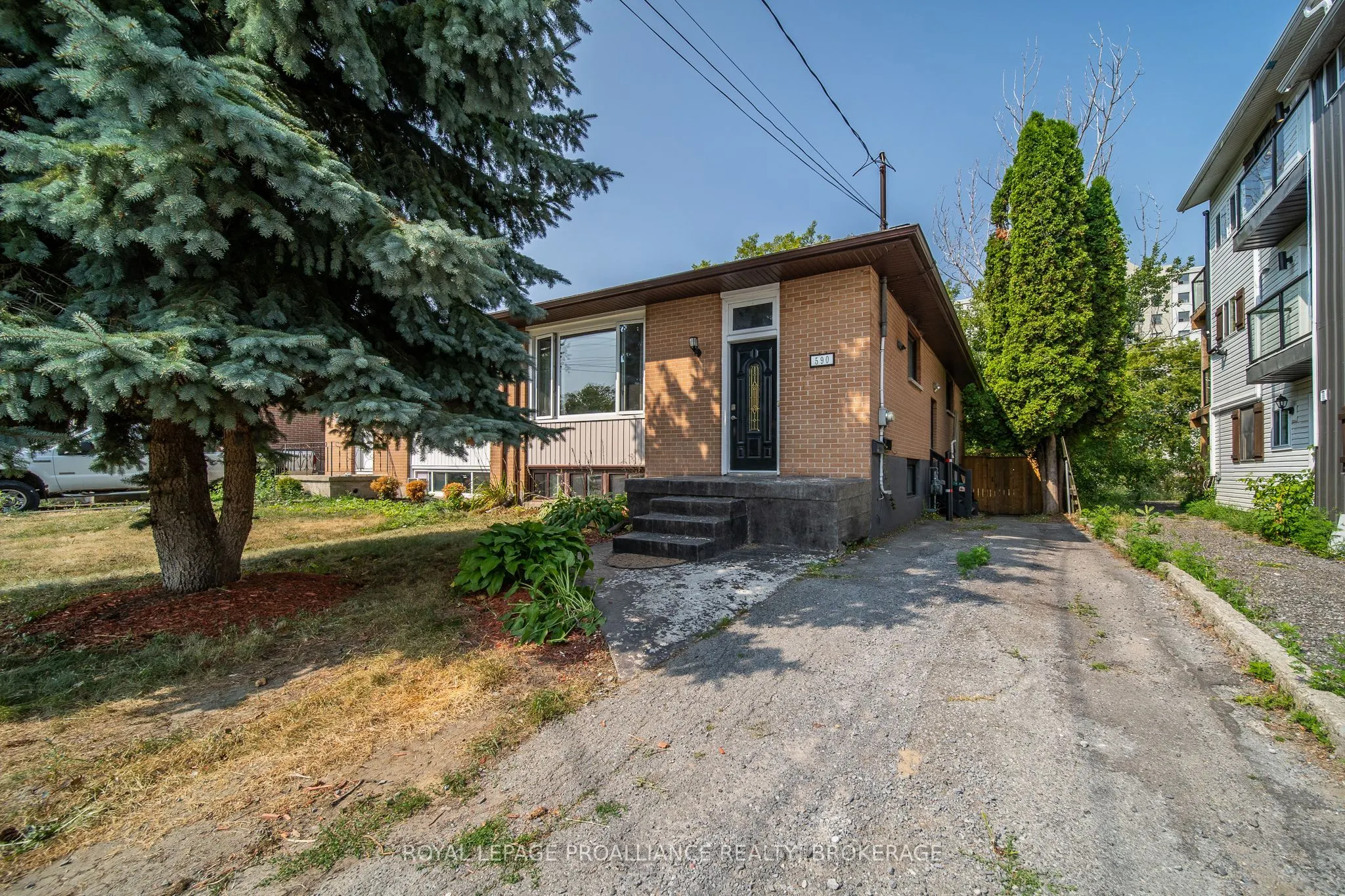 590 Macdonnell Street