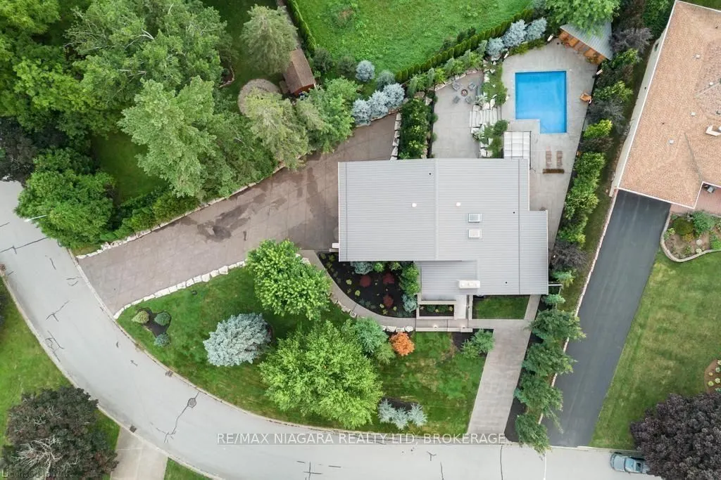 2 Mallette Crescent