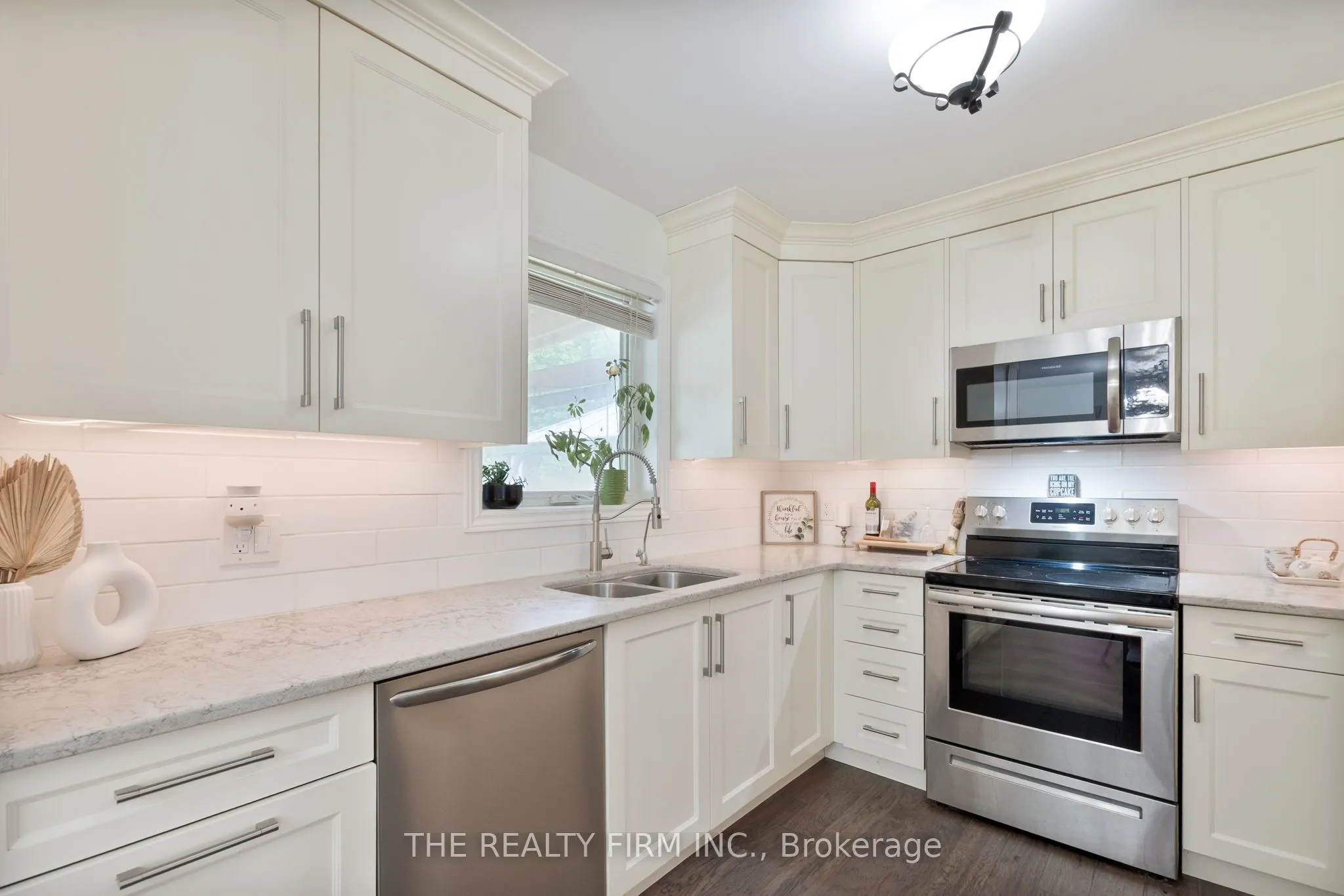 6 Oakdale Place