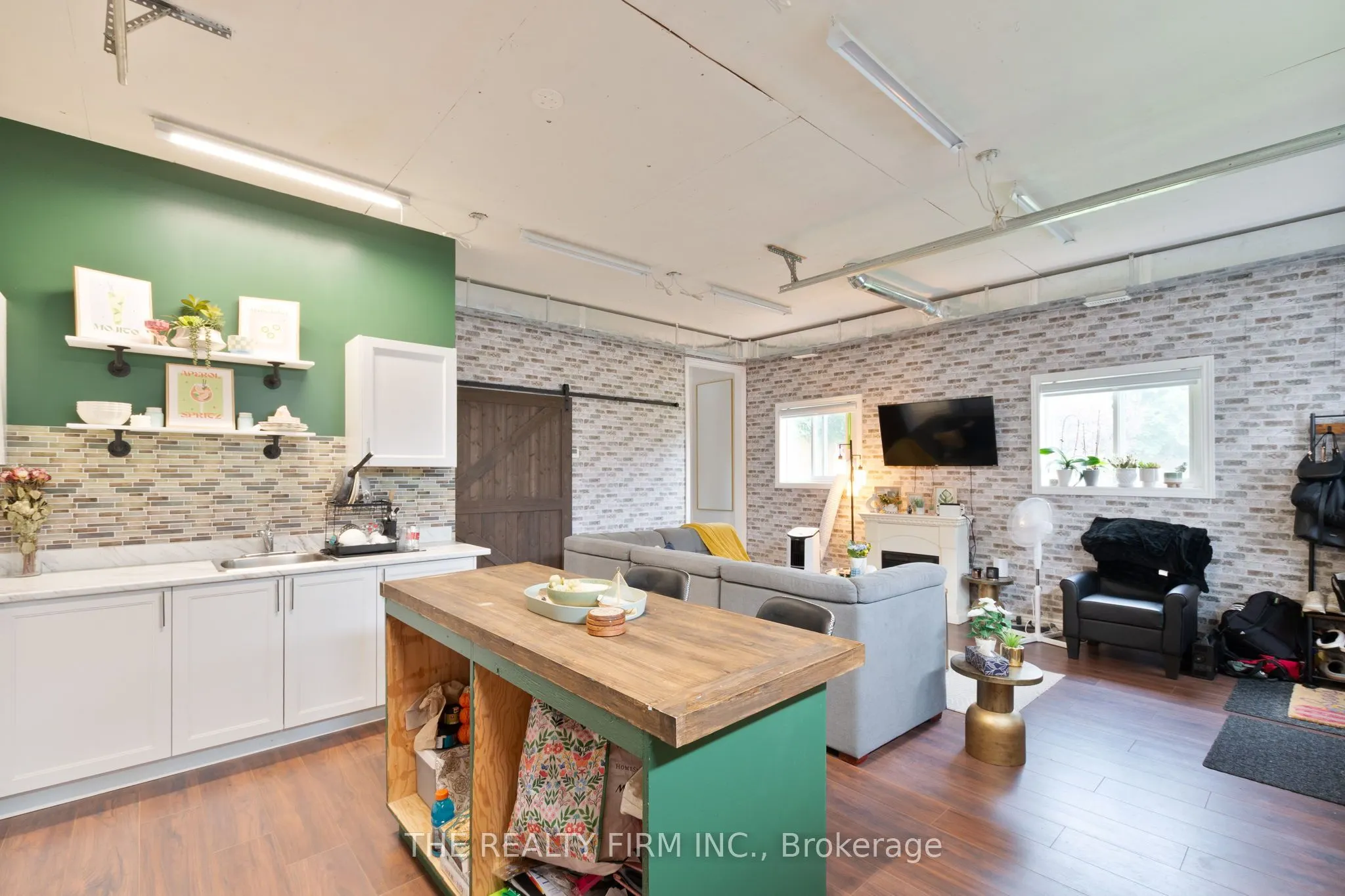 6 Oakdale Place