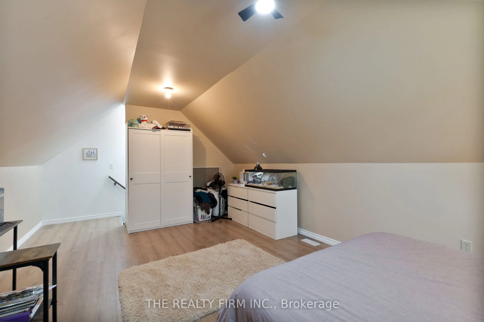 6 Oakdale Place