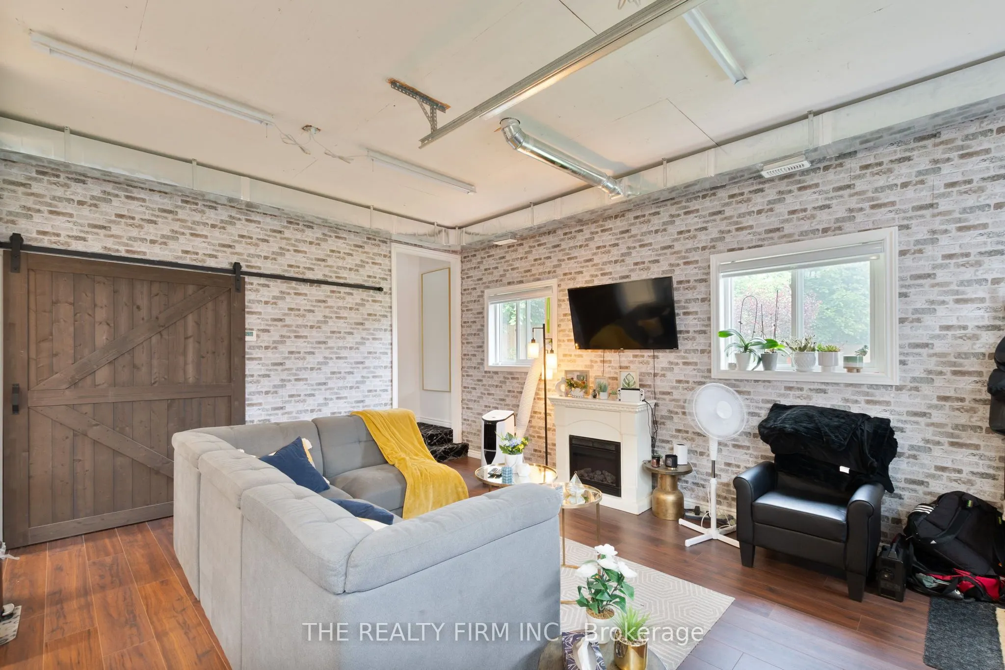 6 Oakdale Place