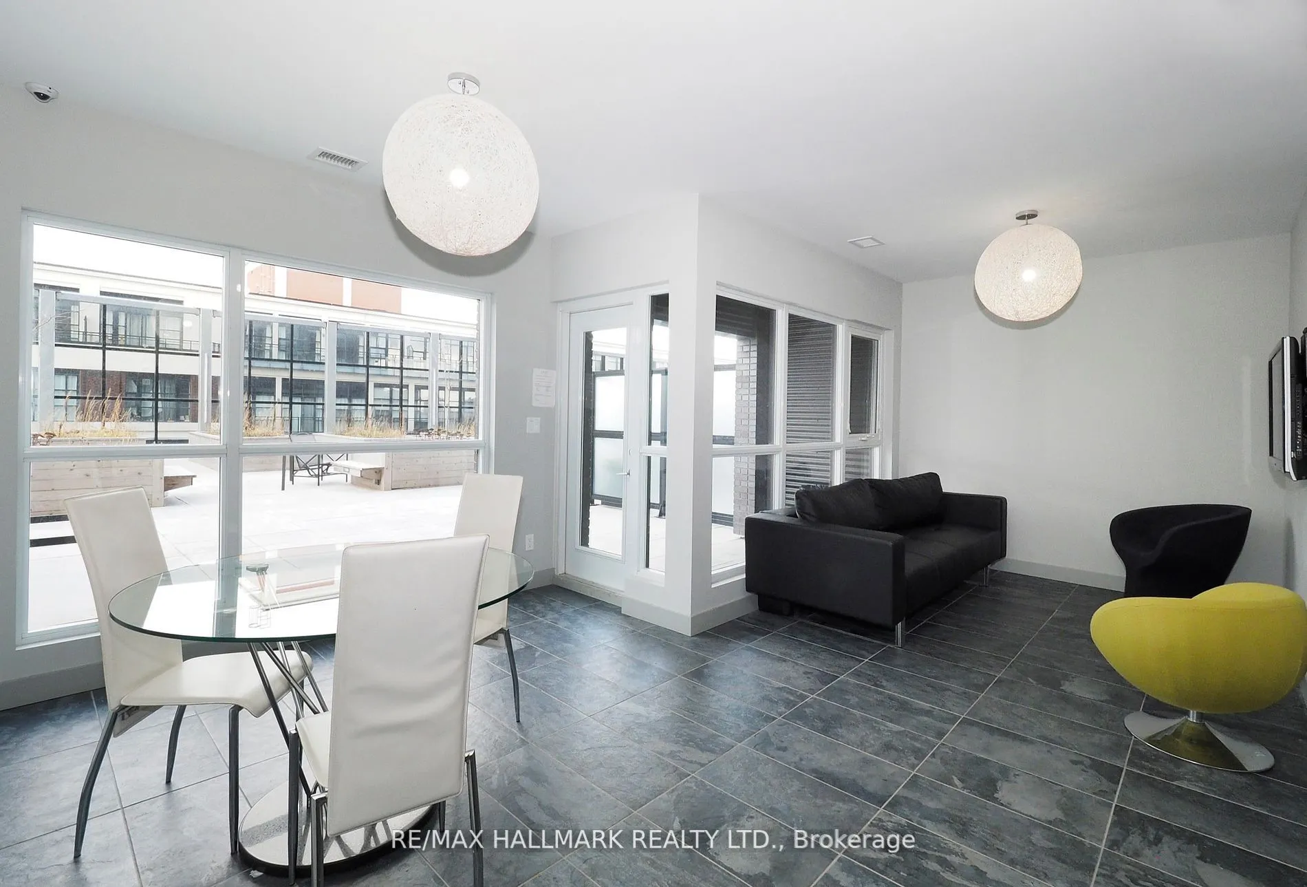 1 Victoria Street S, #711