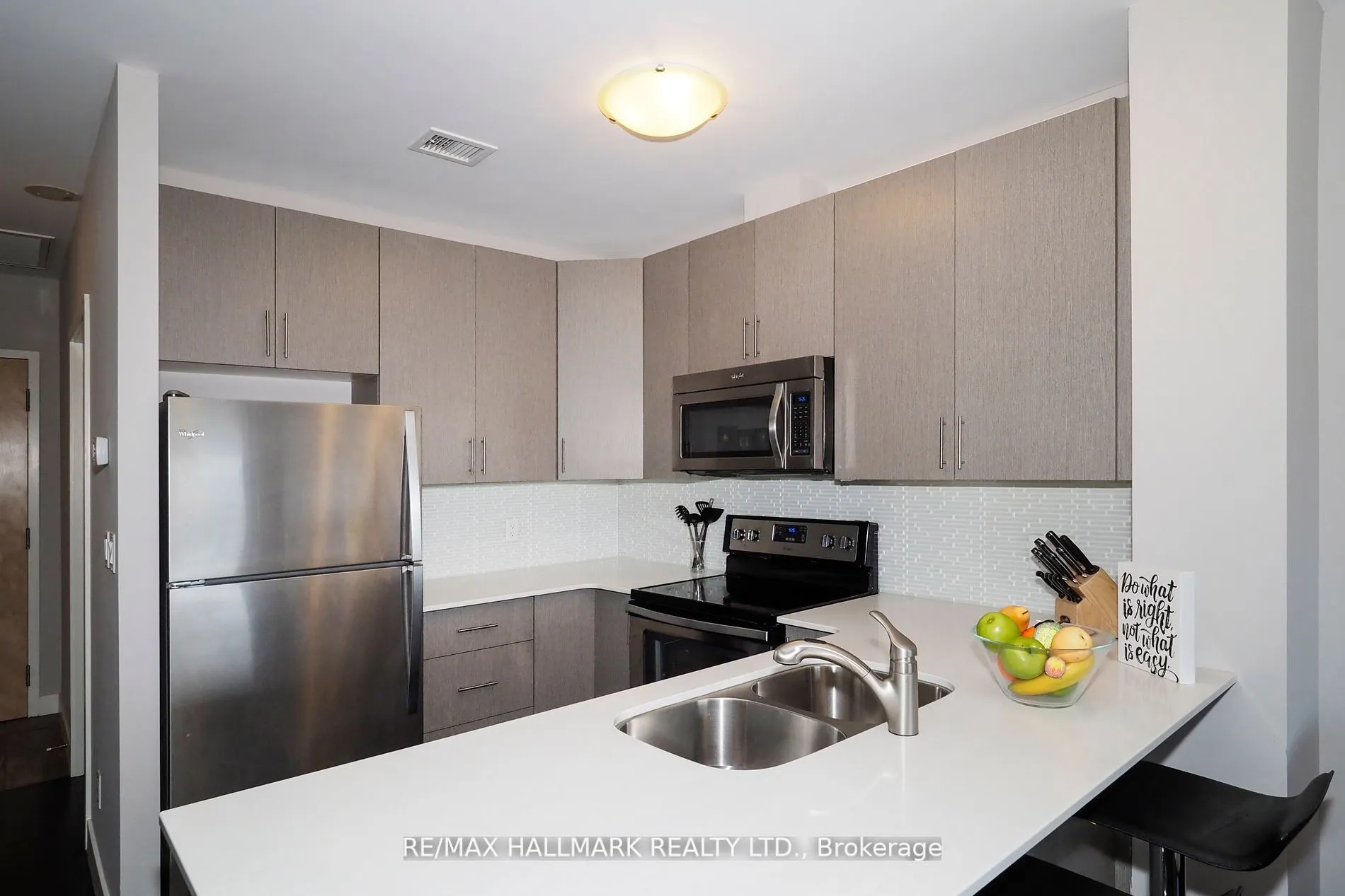 1 Victoria Street S, #711