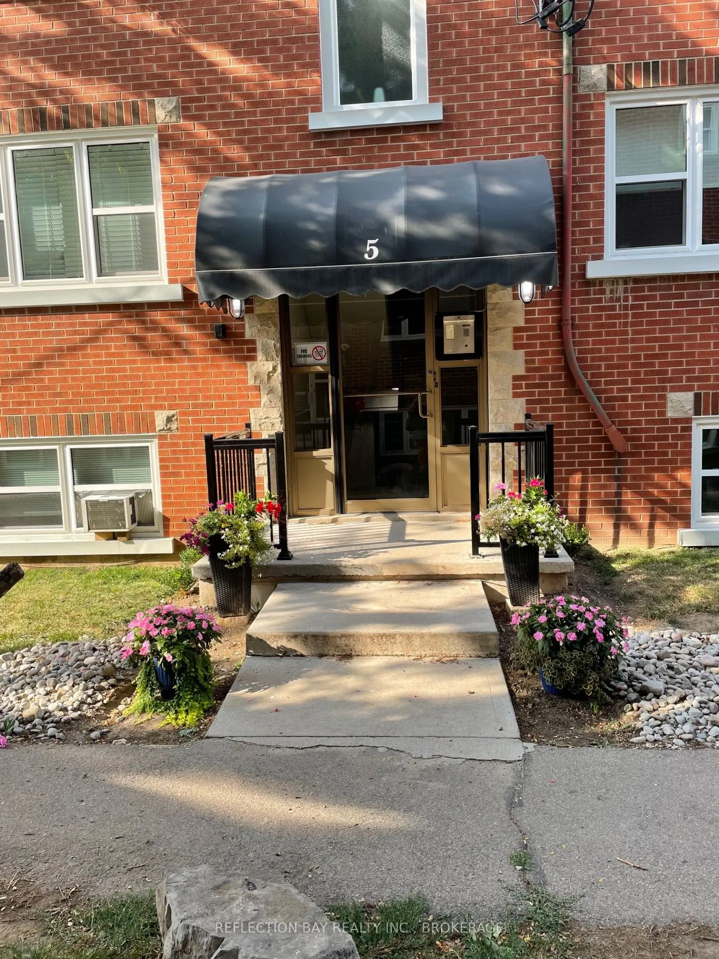 5 Applewood Avenue, #8
