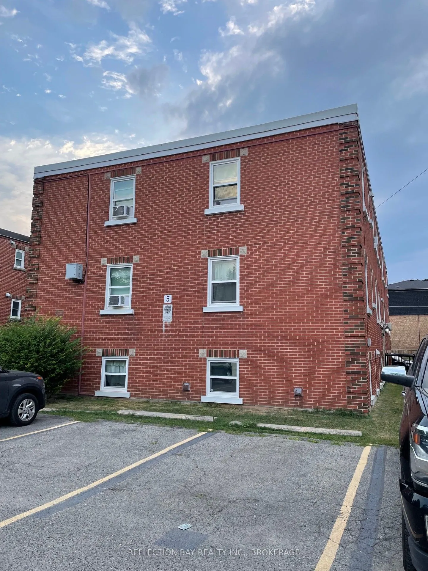 5 Applewood Avenue, #8
