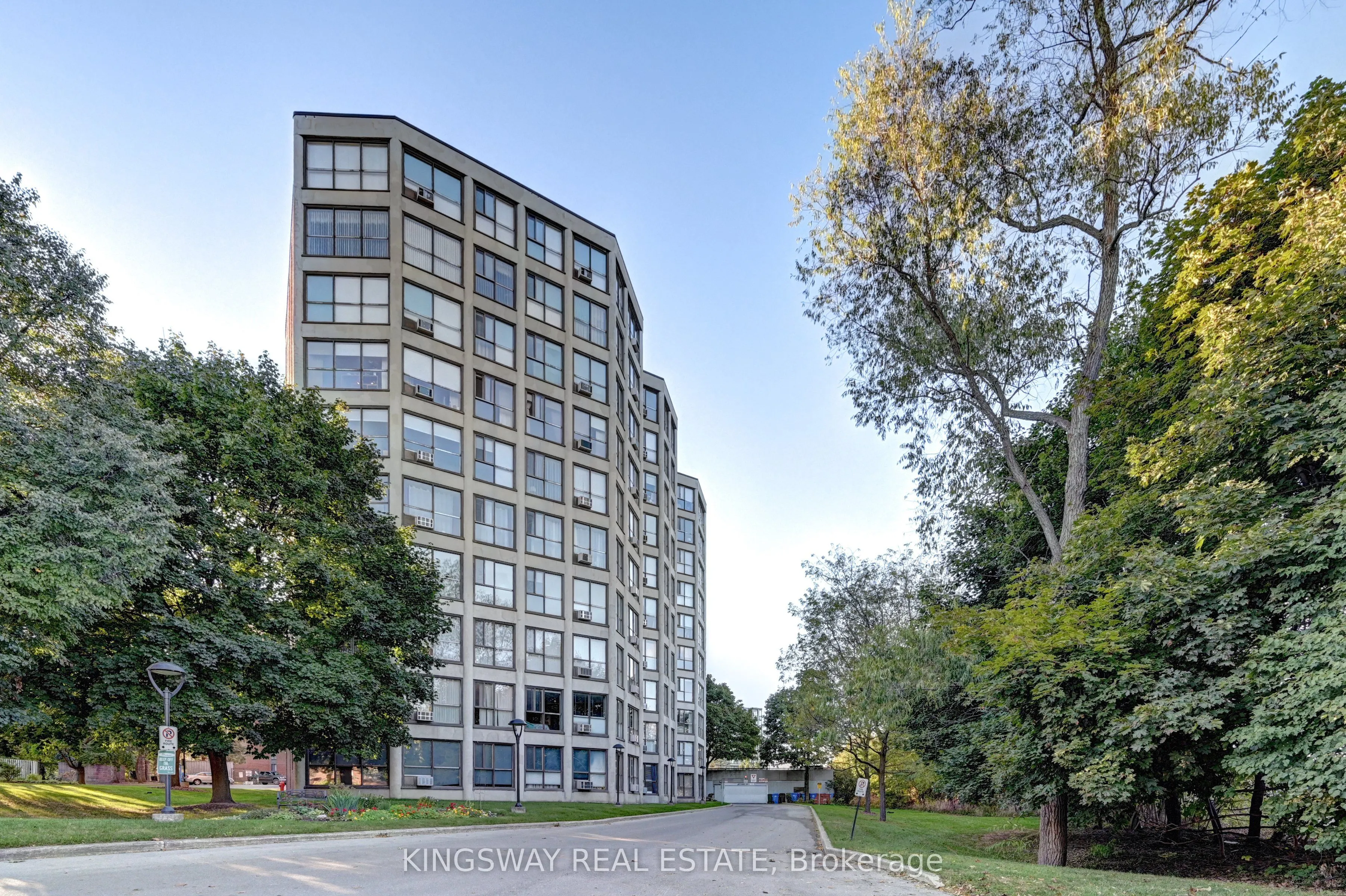 24 Marilyn Drive N, #401