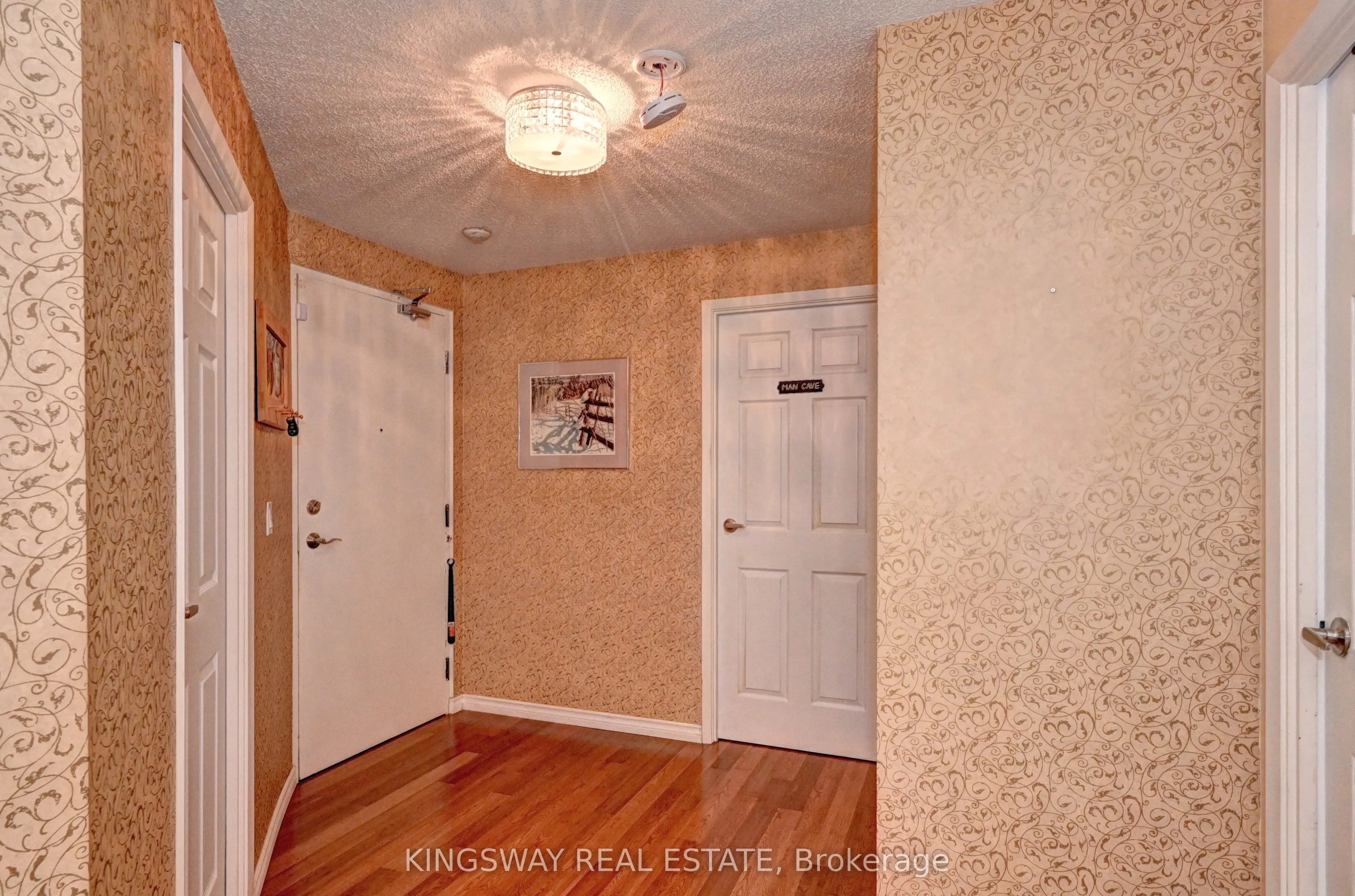 24 Marilyn Drive N, #401