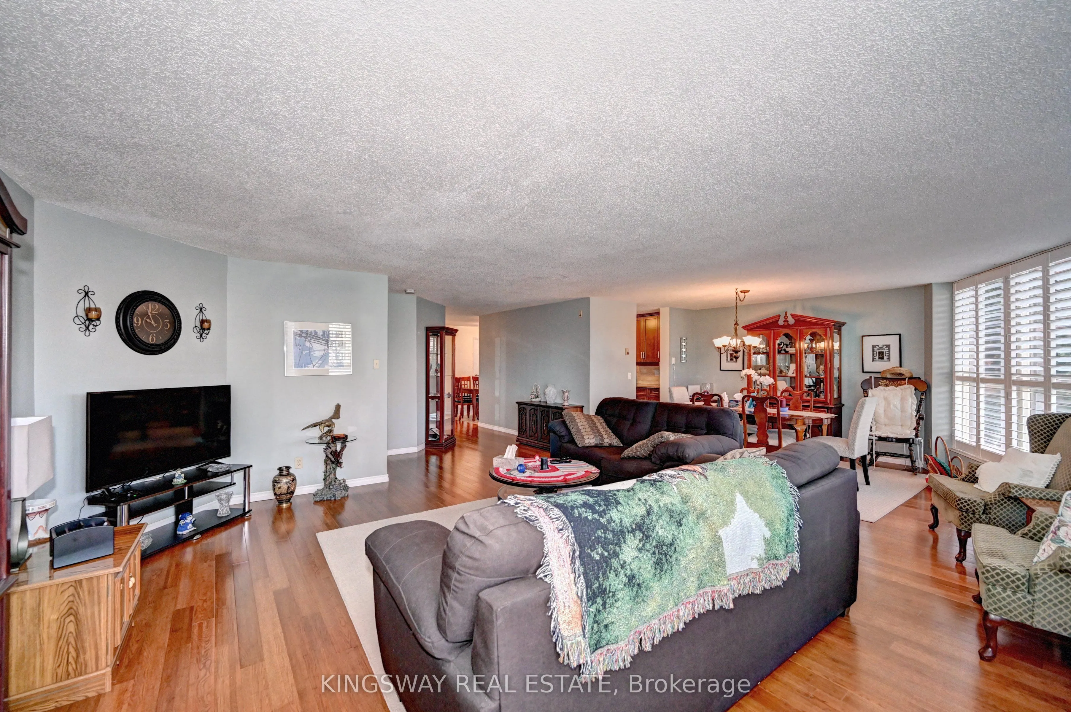 24 Marilyn Drive N, #401