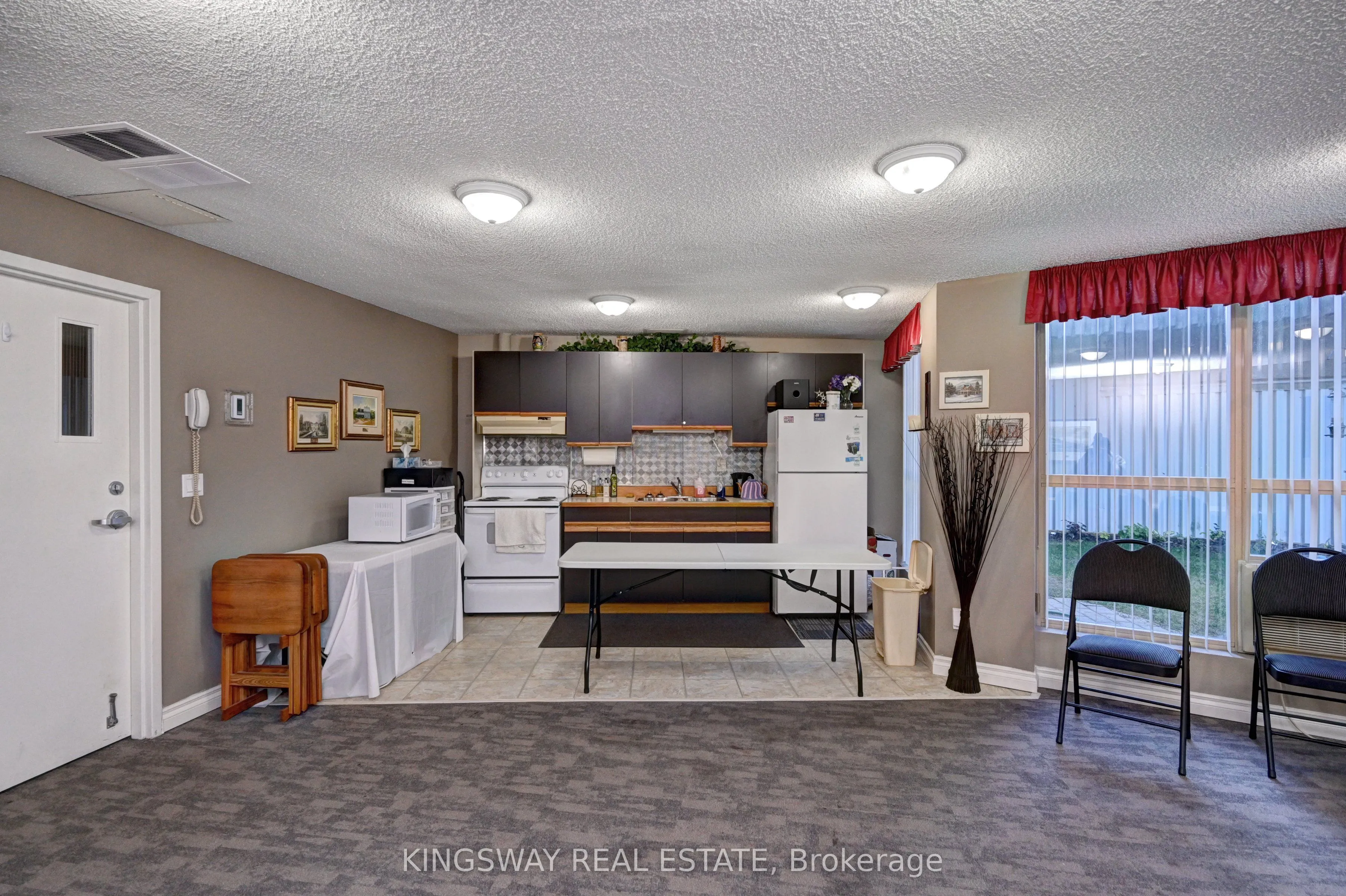 24 Marilyn Drive N, #401