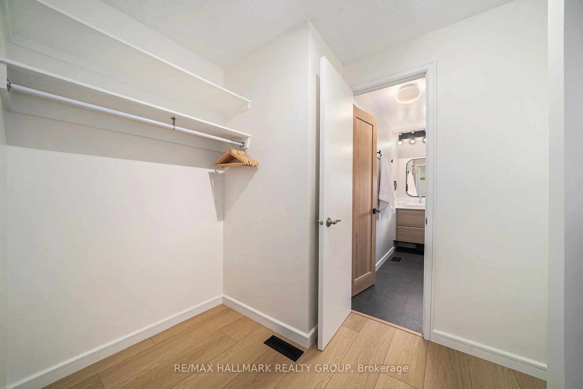 26 Aldgate Crescent
