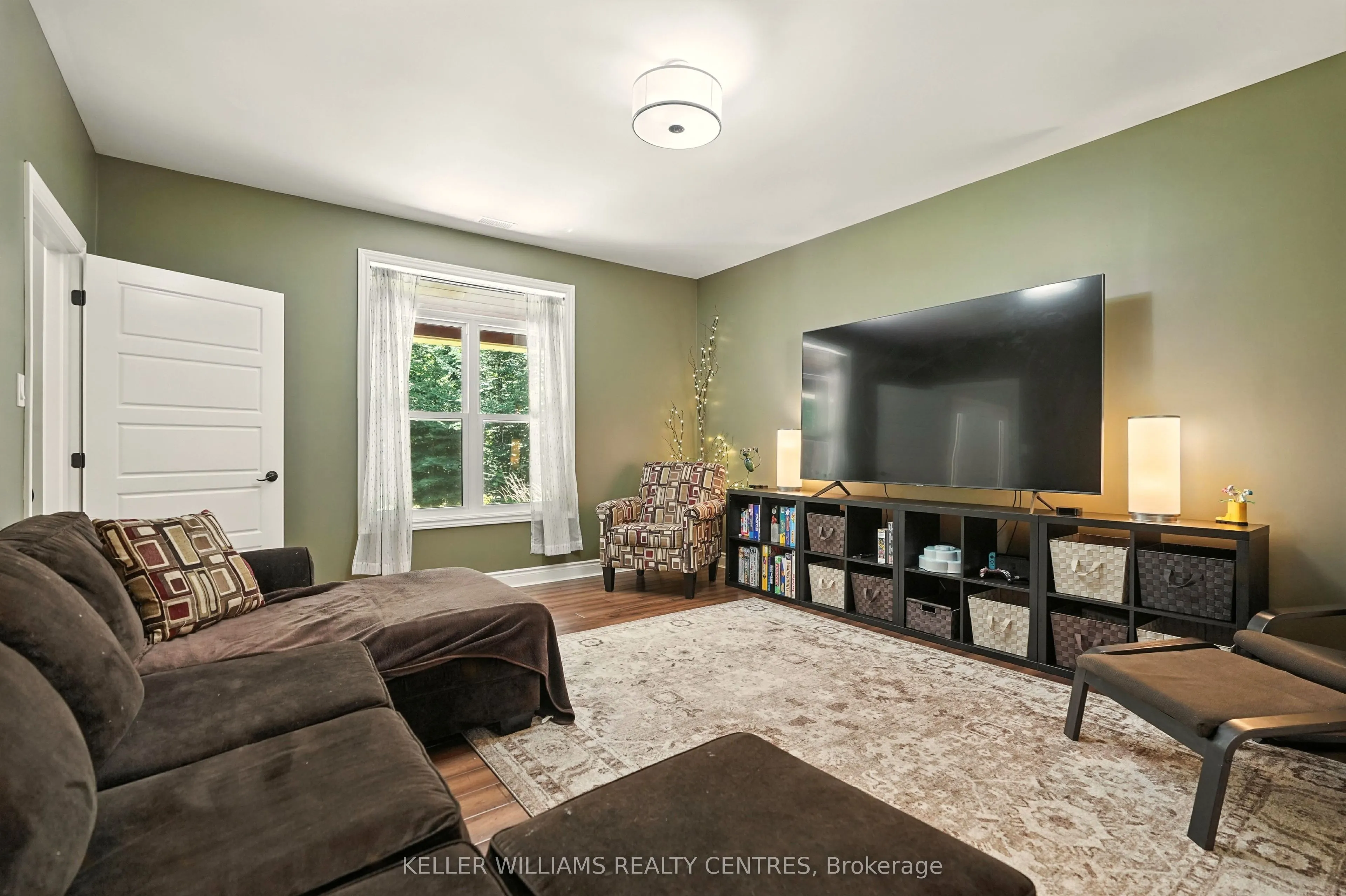 96 Lindgren Road E