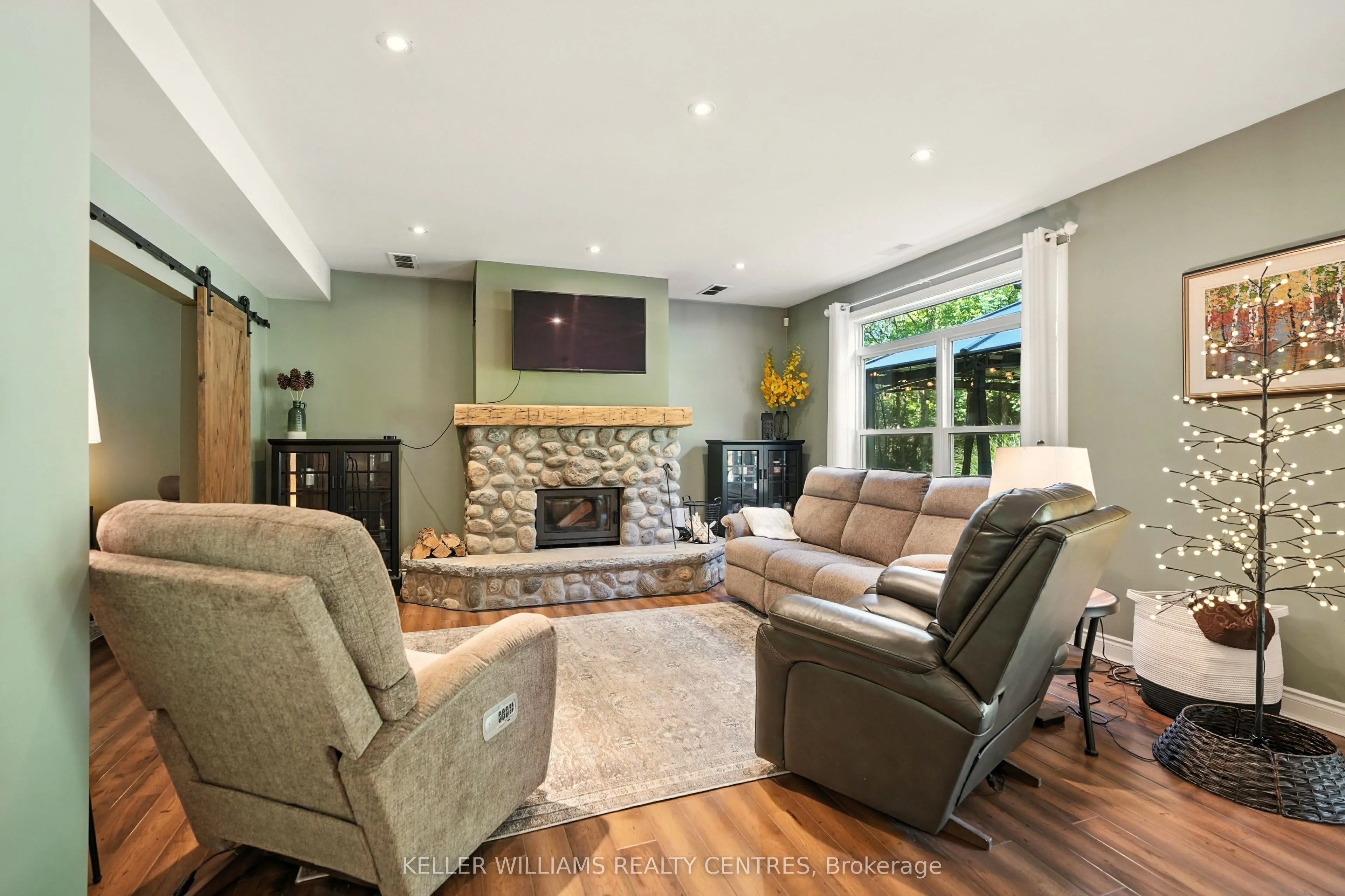96 Lindgren Road E