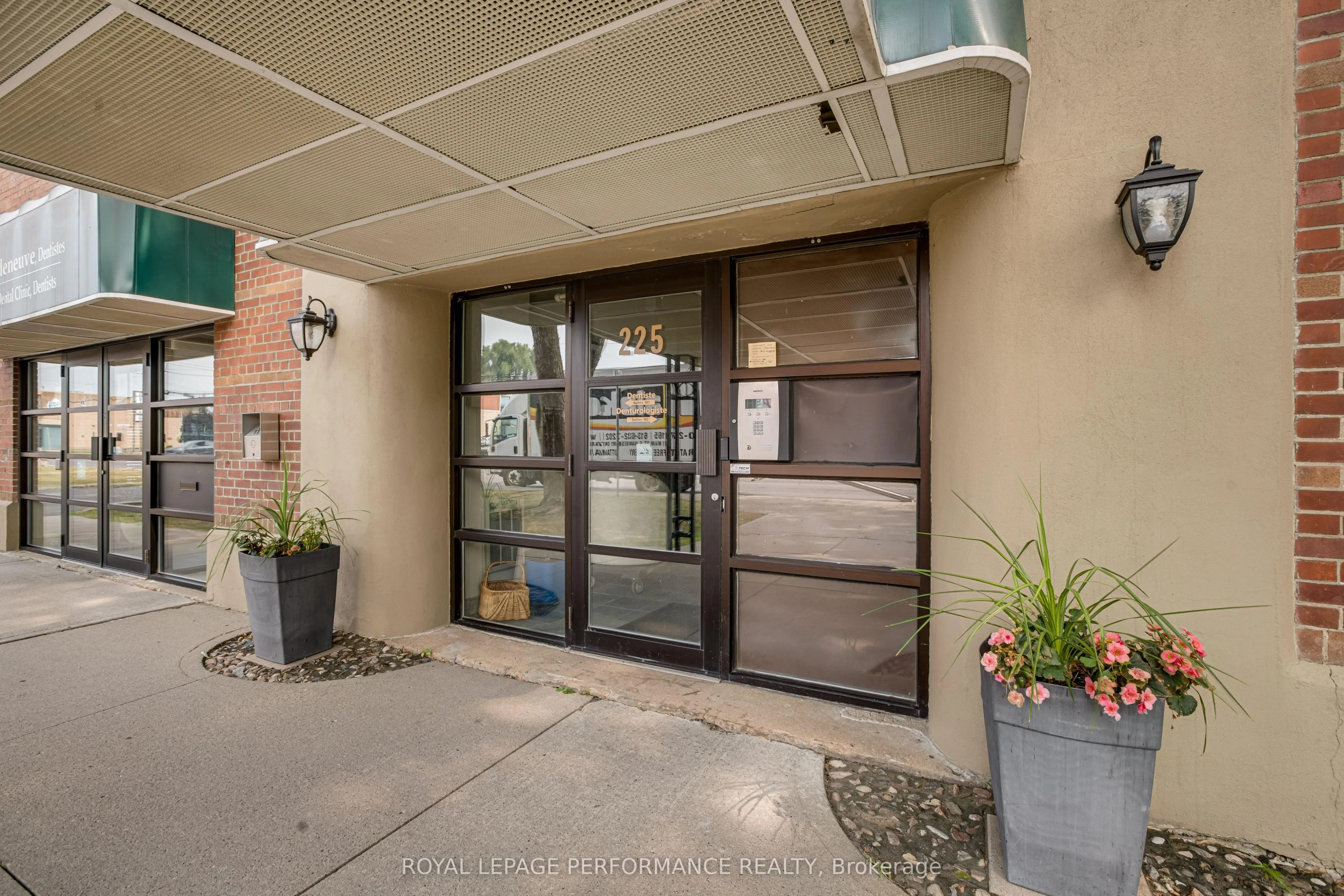 225 Main Street W, #304