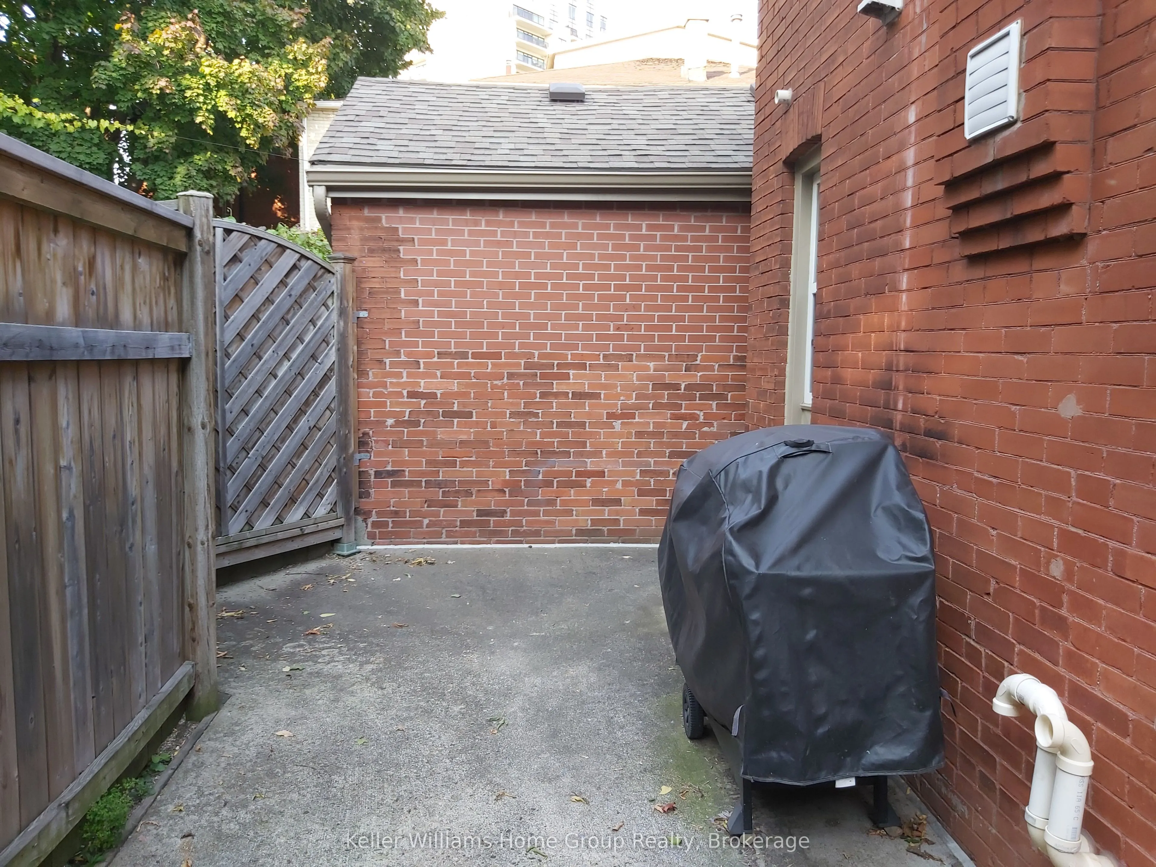 112 Surrey Street E