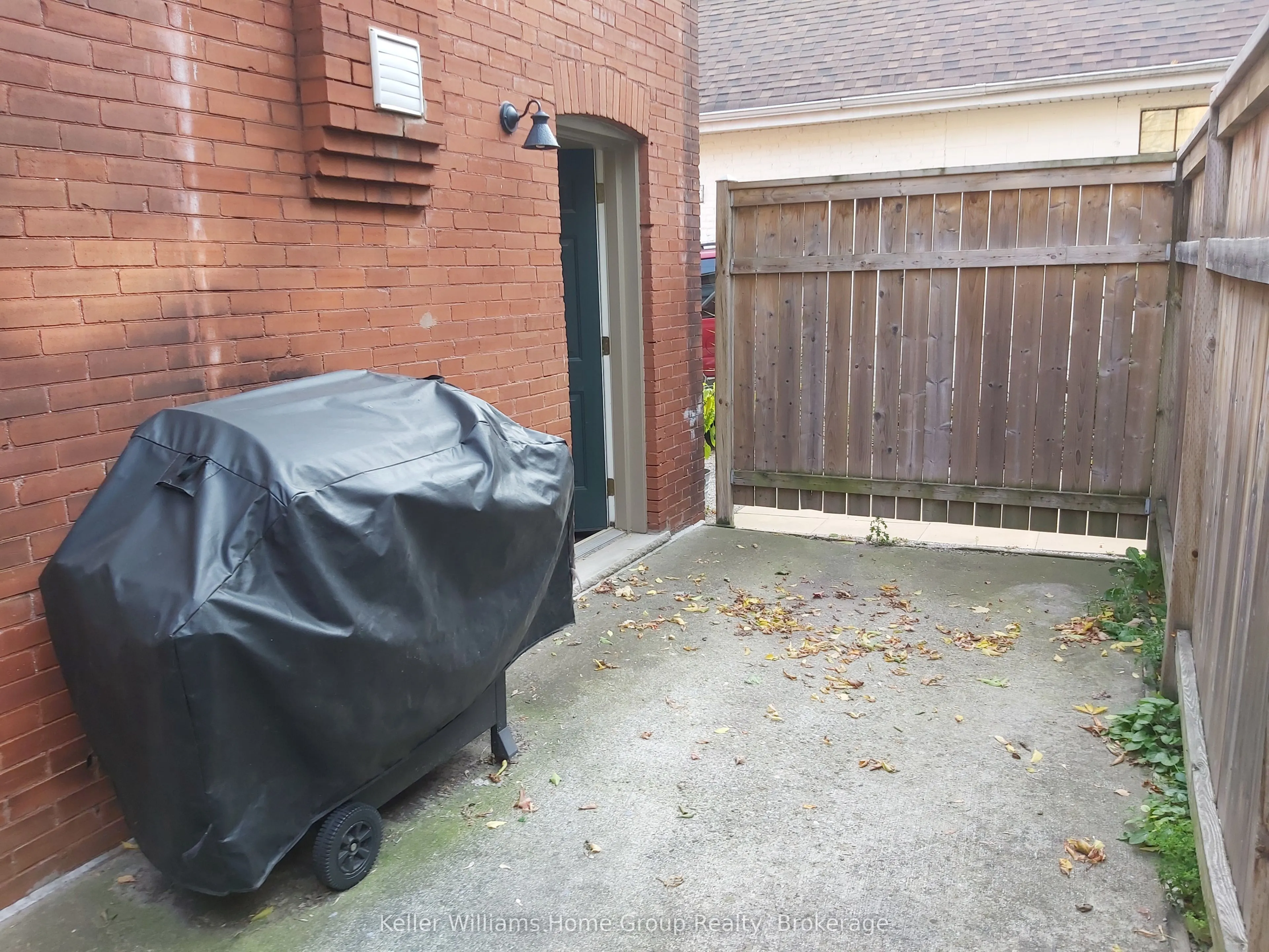 112 Surrey Street E