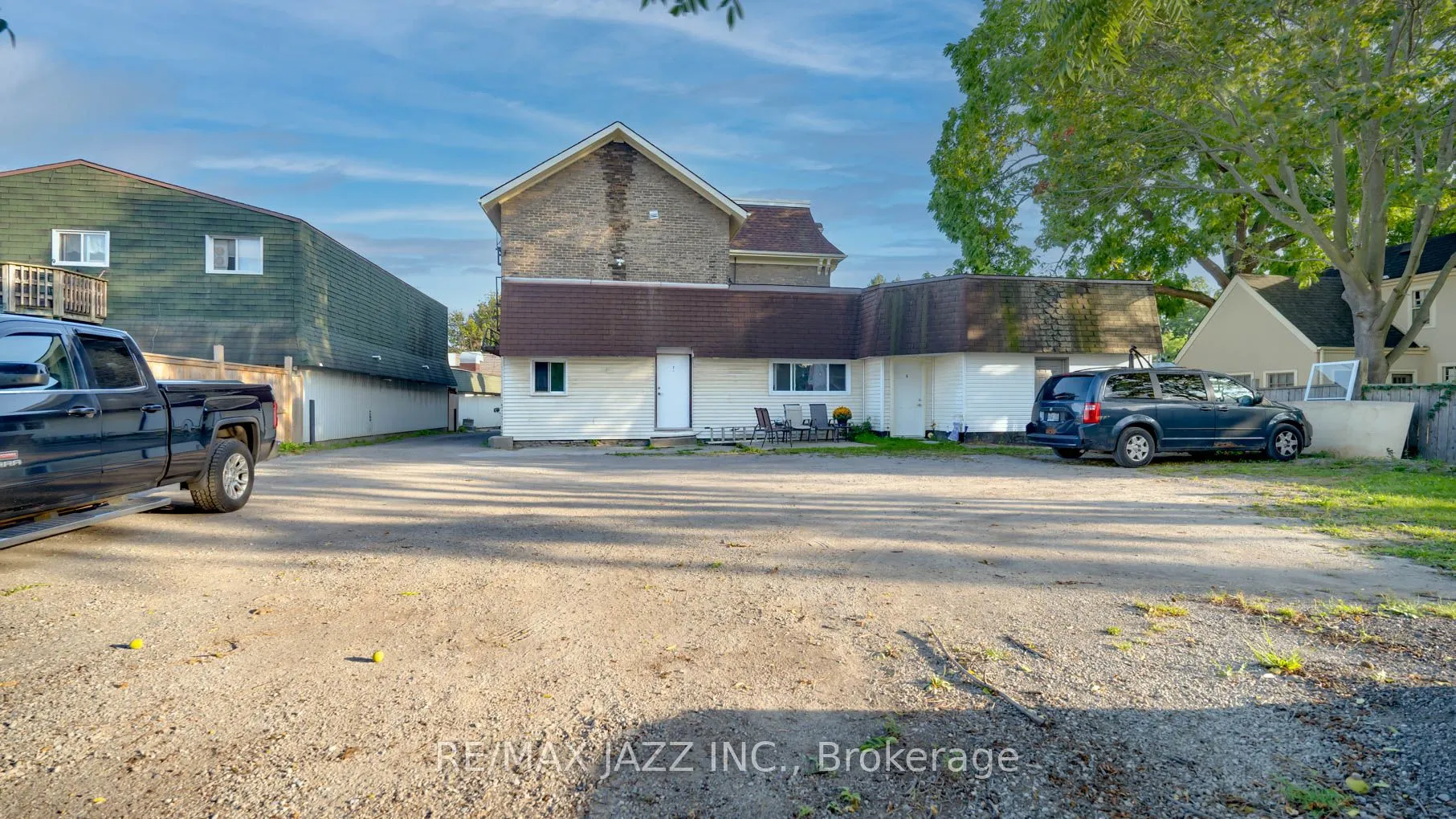 144 King Street W