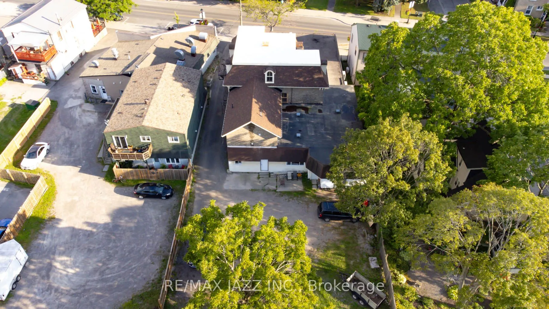 144 King Street W