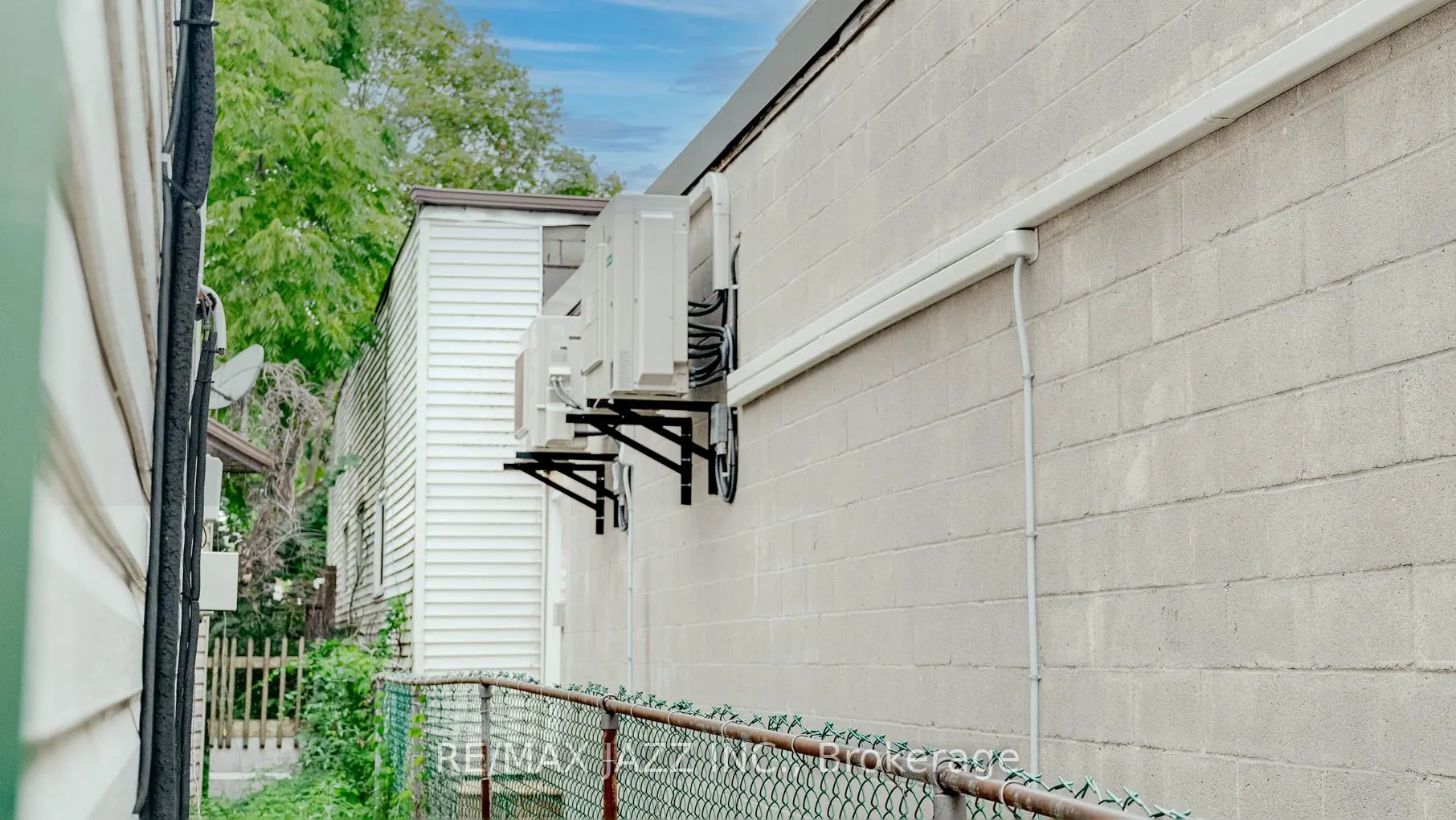 144 King Street W