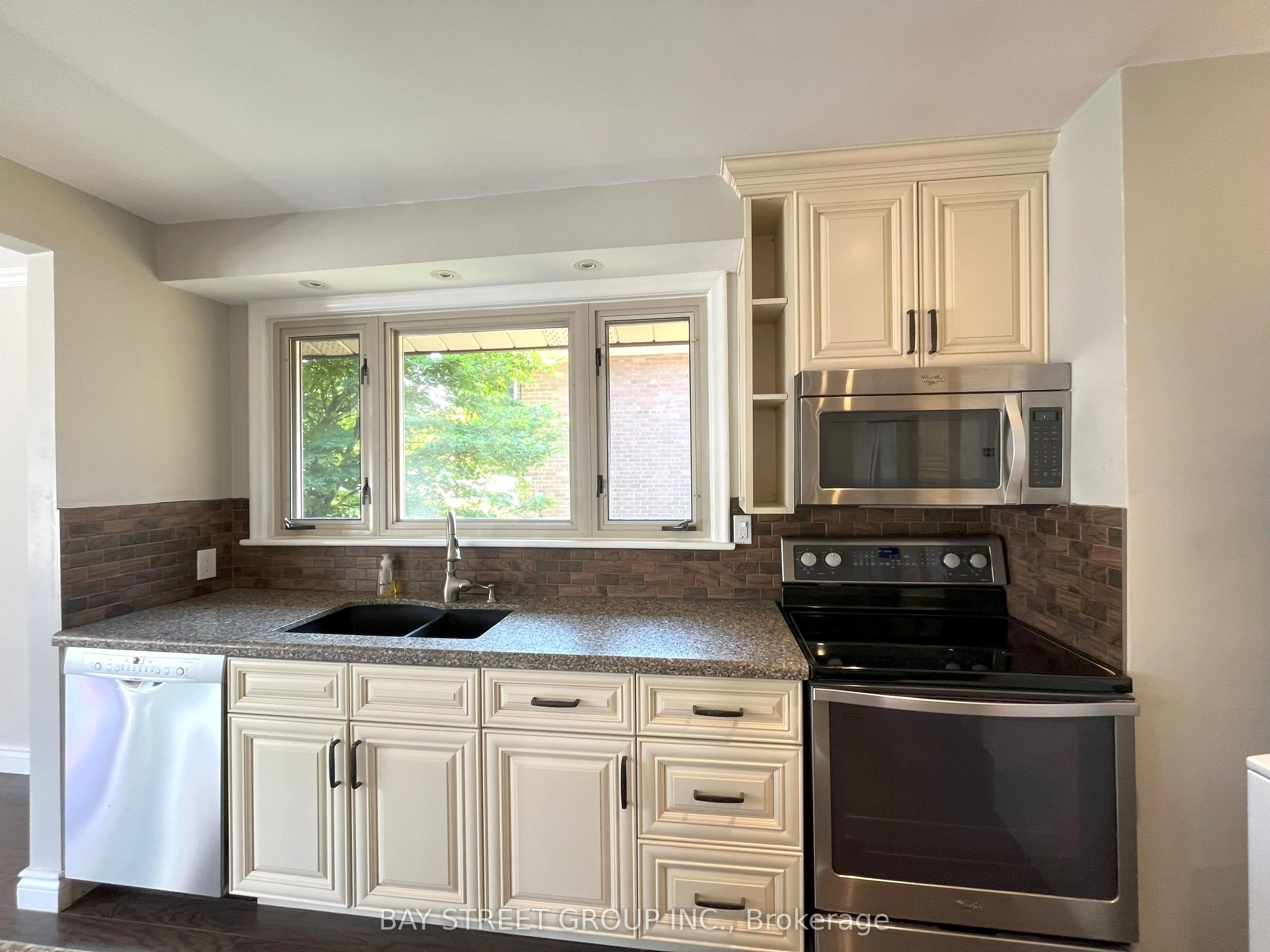80 HOSTEIN Drive, #Upper Unit