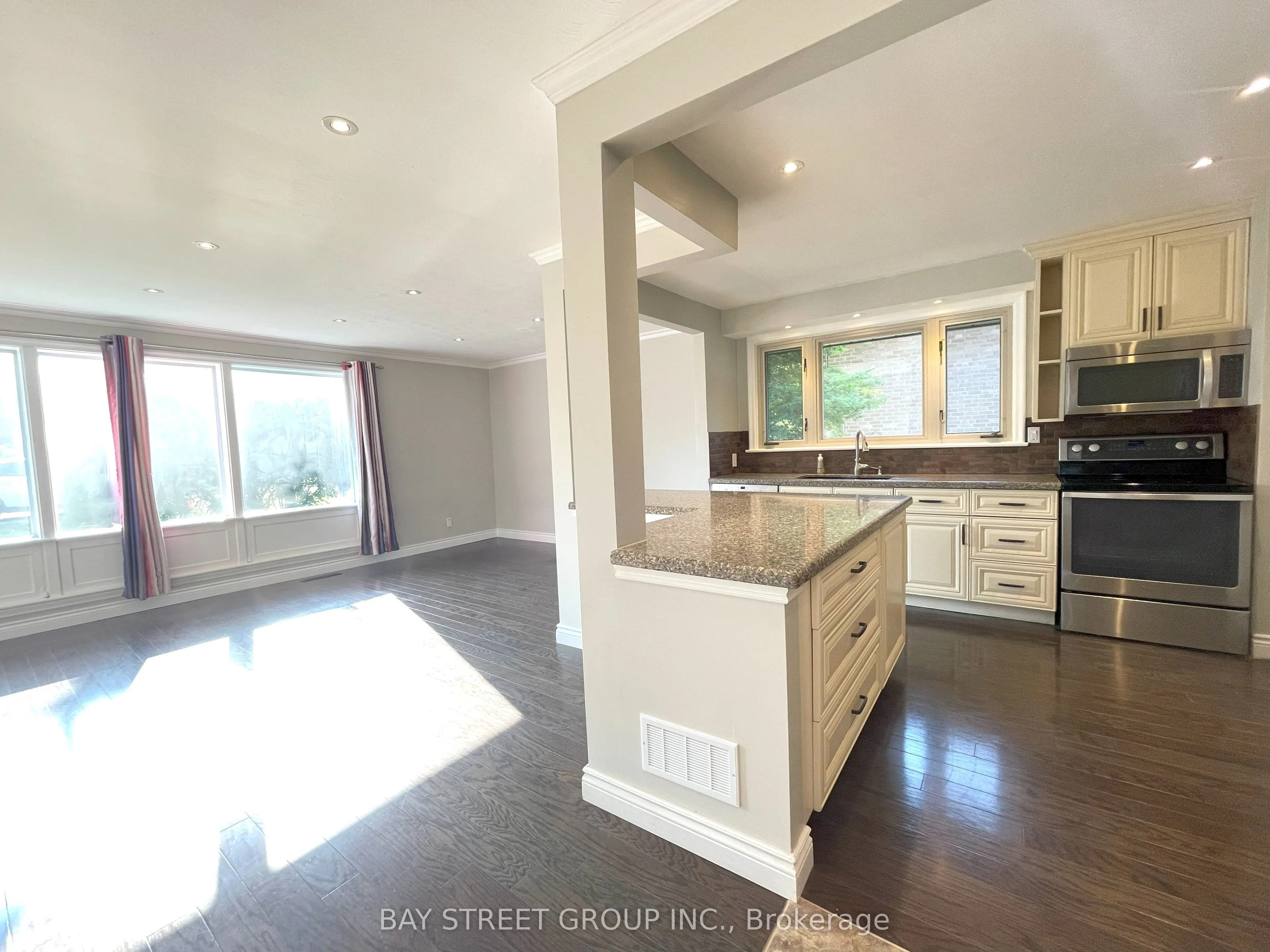 80 HOSTEIN Drive, #Upper Unit