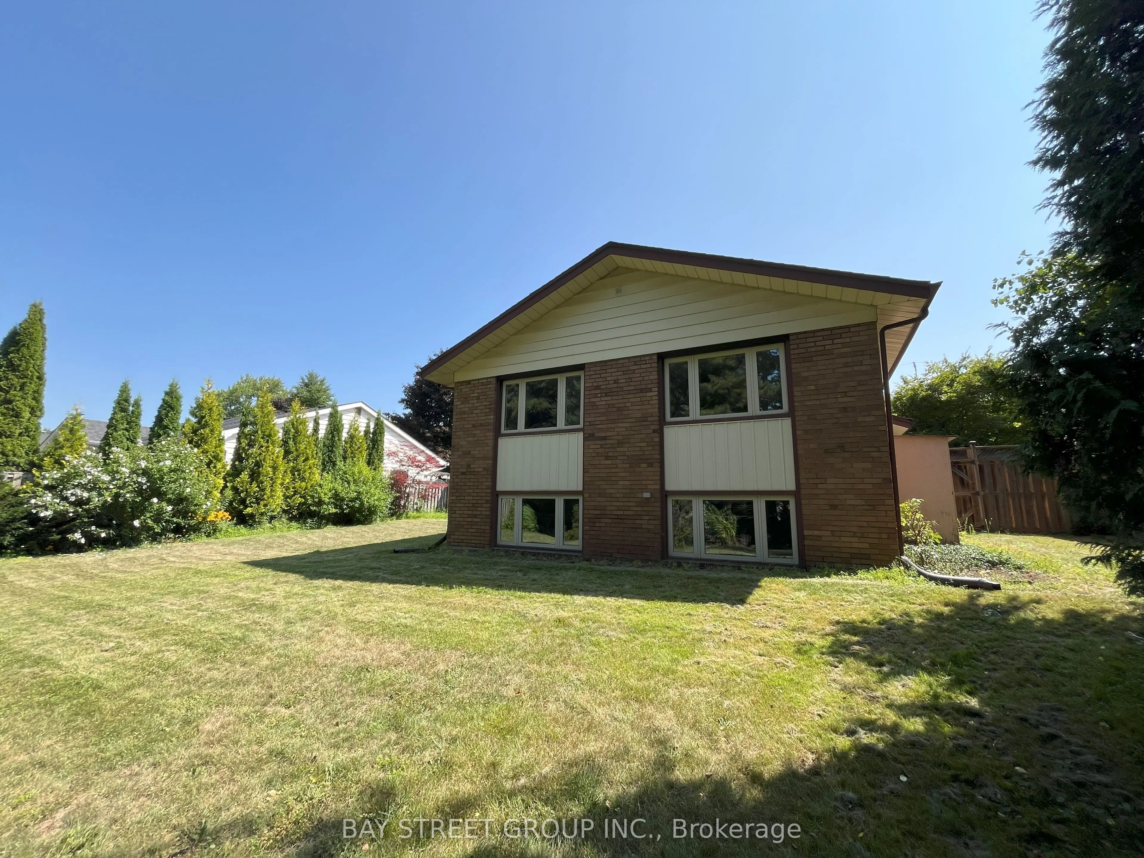 80 HOSTEIN Drive, #Upper Unit