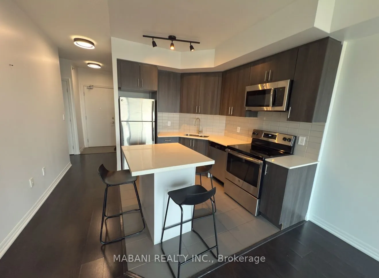 560 North Service Road, #405