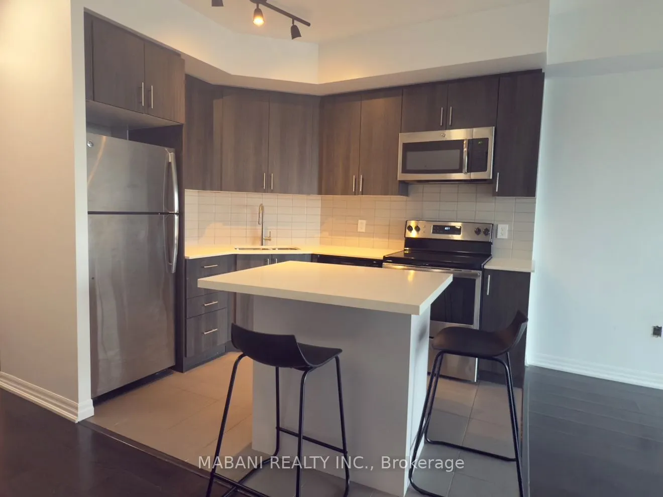 560 North Service Road, #405