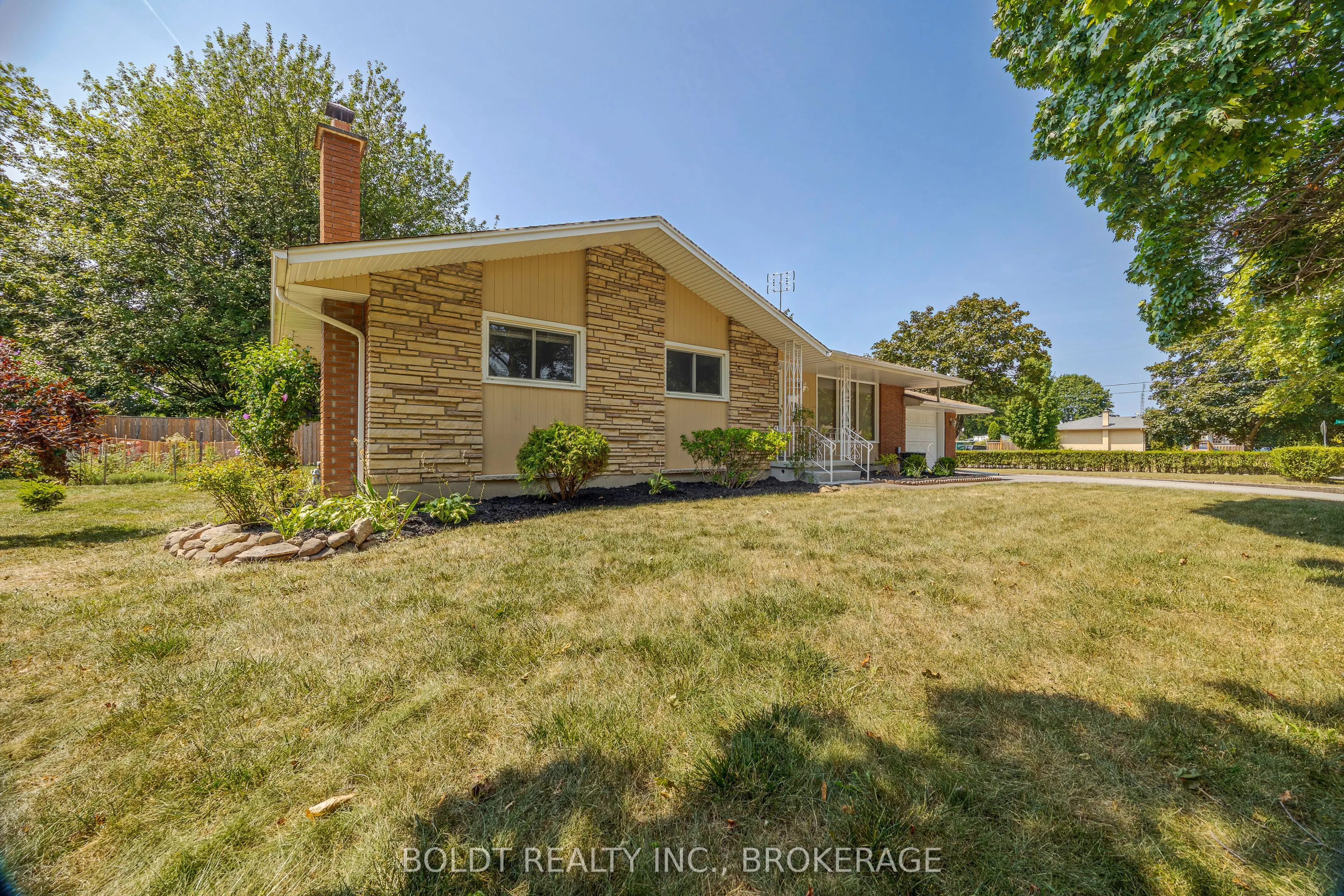 25 Lockview Crescent