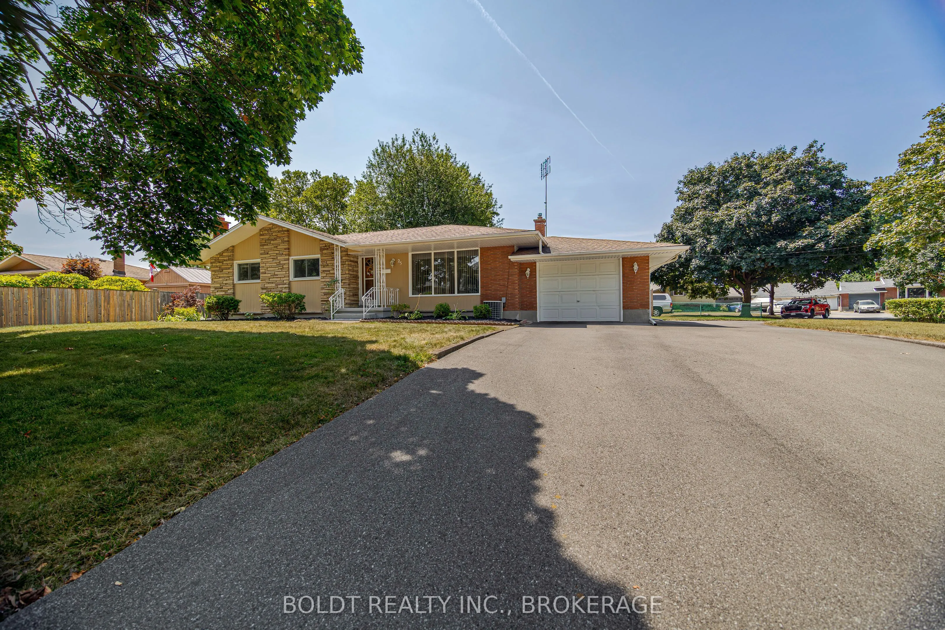 25 Lockview Crescent