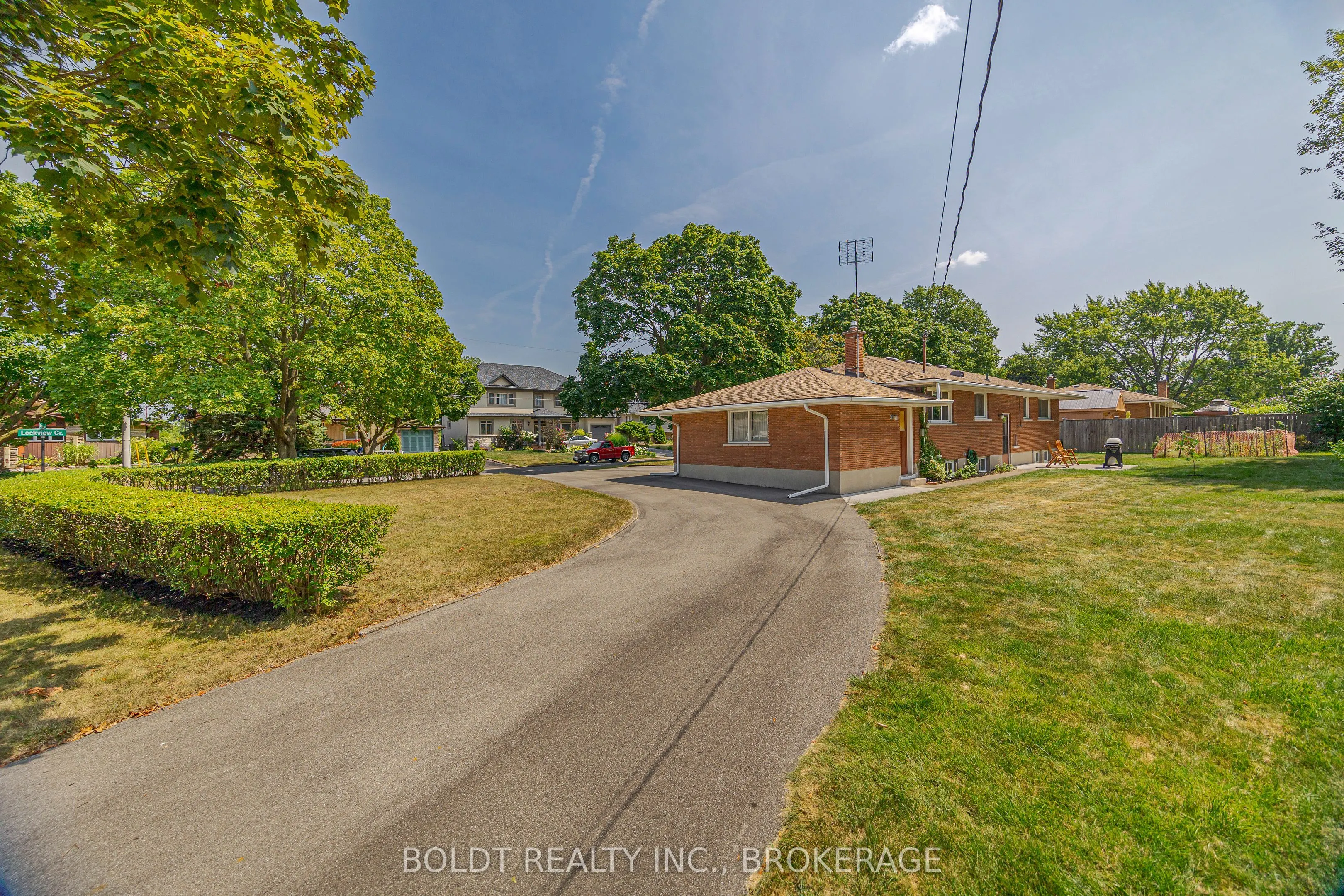 25 Lockview Crescent